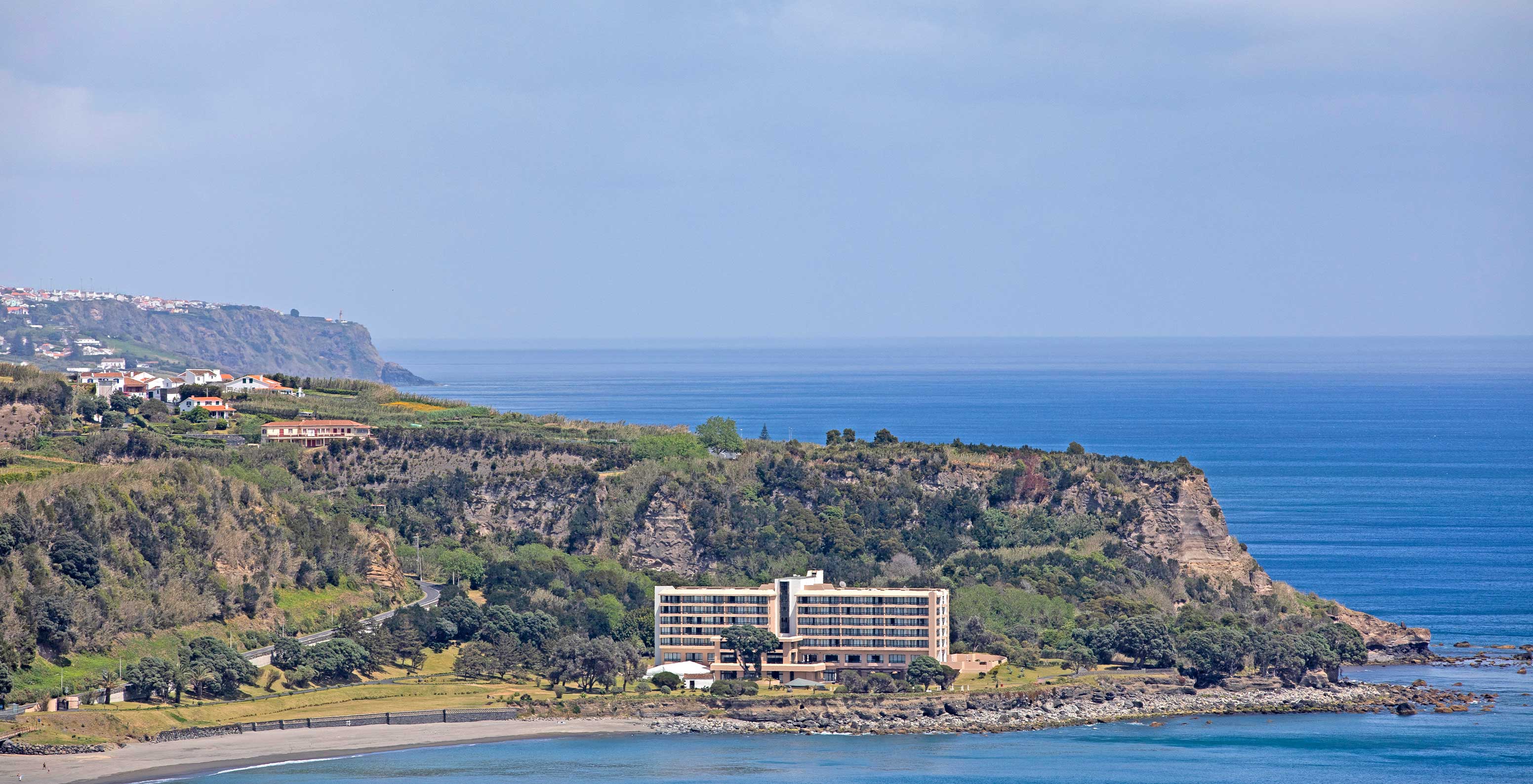 Blick auf das Pestana Bahia Praia auf São Miguel, direkt am Strand und umgeben von Natur