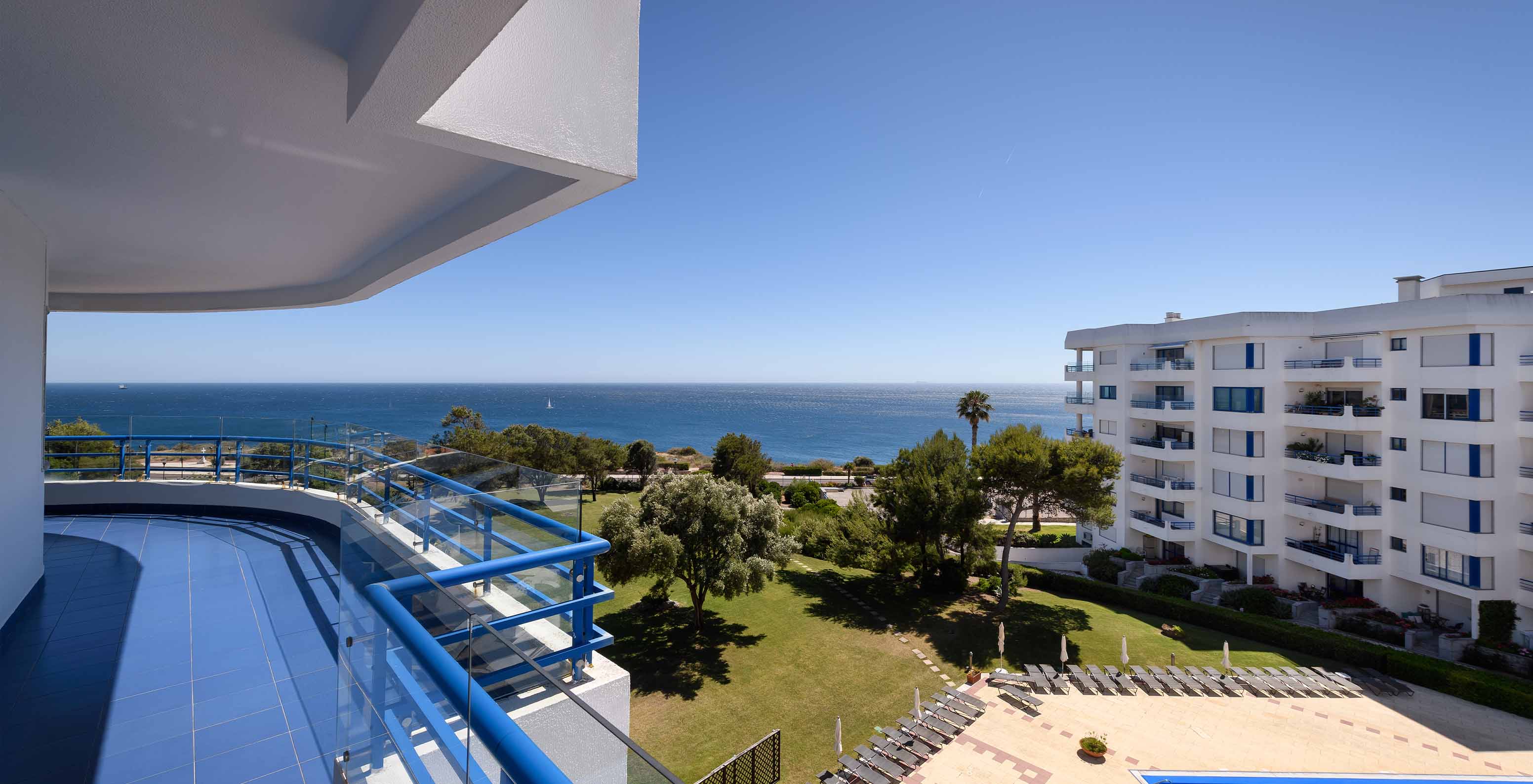 Das Deluxe Superior-Zimmer mit Meerblick im Pestana Cascais hat einen Balkon mit Blick auf das Meer von Cascais