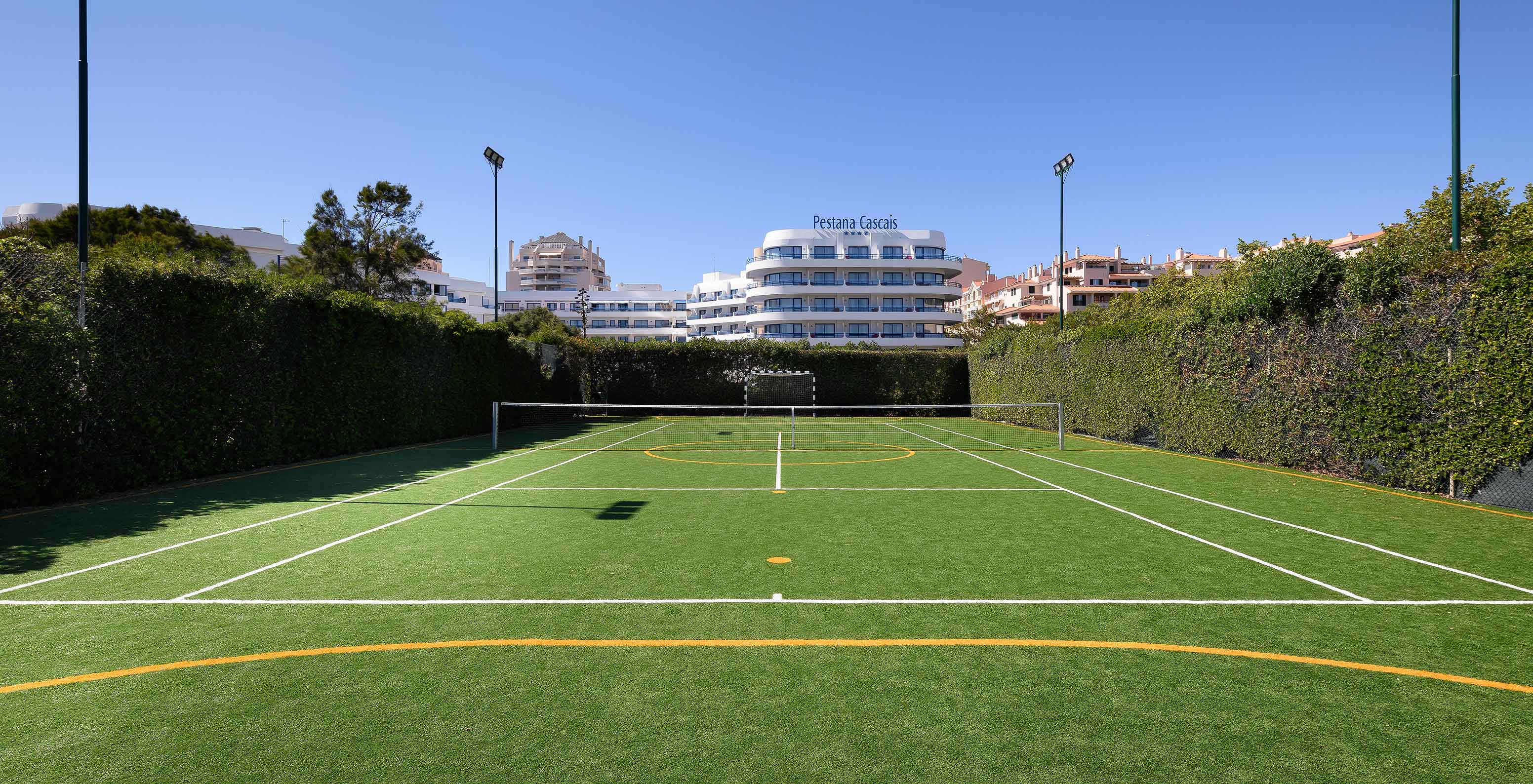 Das Pestana Cascais, ein Hotel am Meer mit Pool und Spa, hat einen Tennis- und Rasenfußballplatz