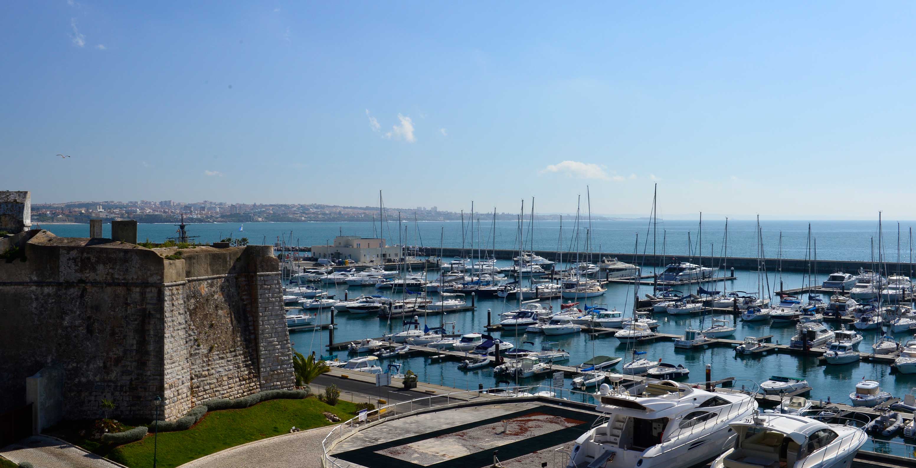 Der Pestana Cidadela Cascais befindet sich in der Nähe des Hafens von Cascais, mit Blick auf den Ozean und die Boote