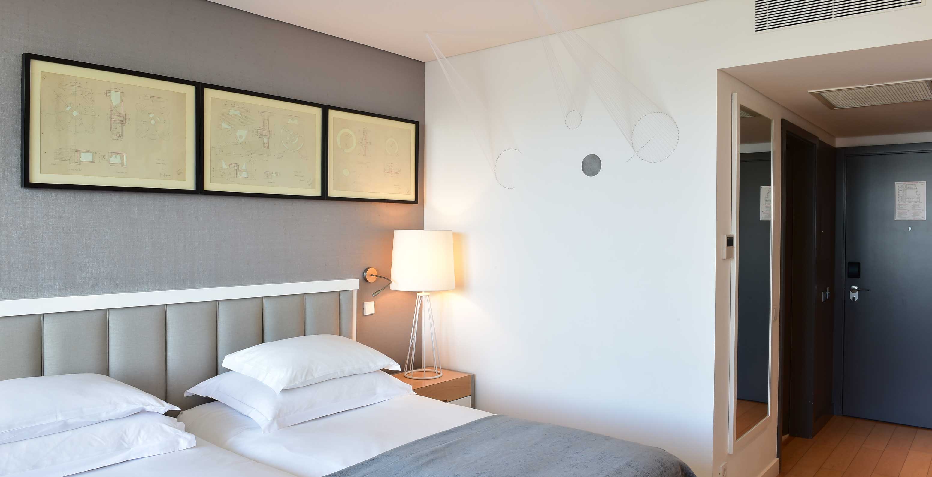 Das Double Art District Zimmer im Pestana Cidadela Cascais hat zwei Einzelbetten, zwei Bilder und eine Kunstwand