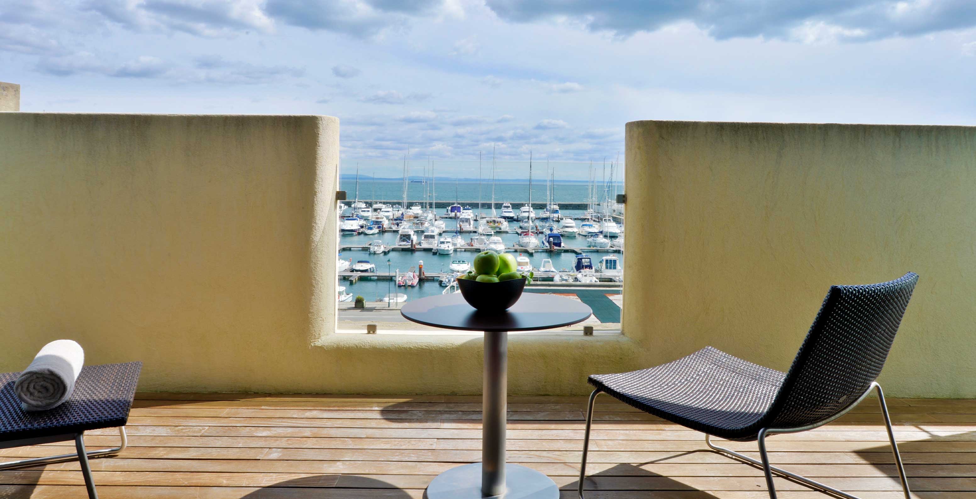 Das Double Superior Zimmer im Pestana Cidadela Cascais hat einen Balkon mit Tisch und Stuhl und Meerblick