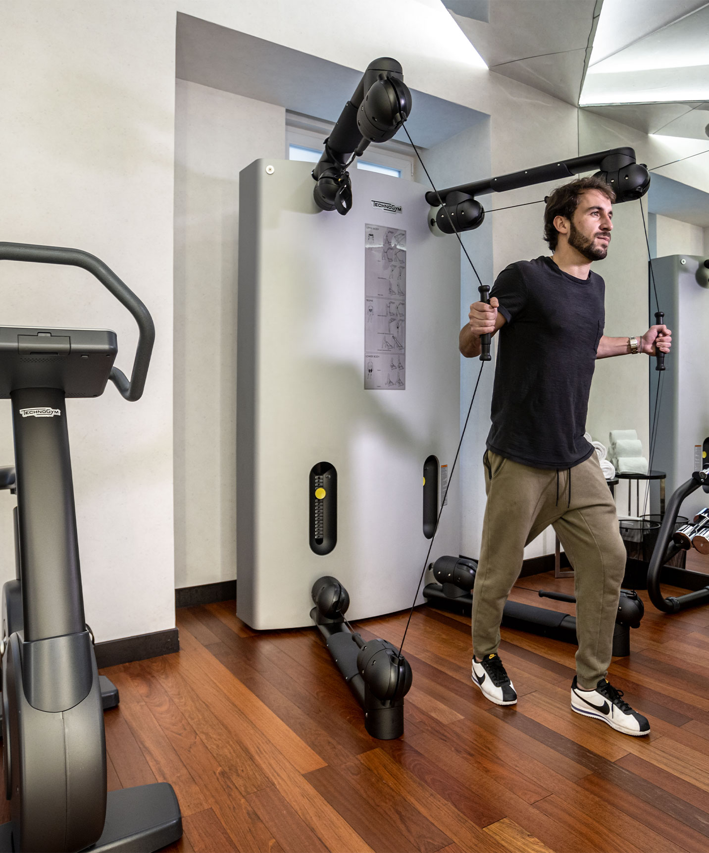 Junge, der im Fitnessstudio in einem Hotel im Zentrum von Lissabon, nahe Chiado, trainiert