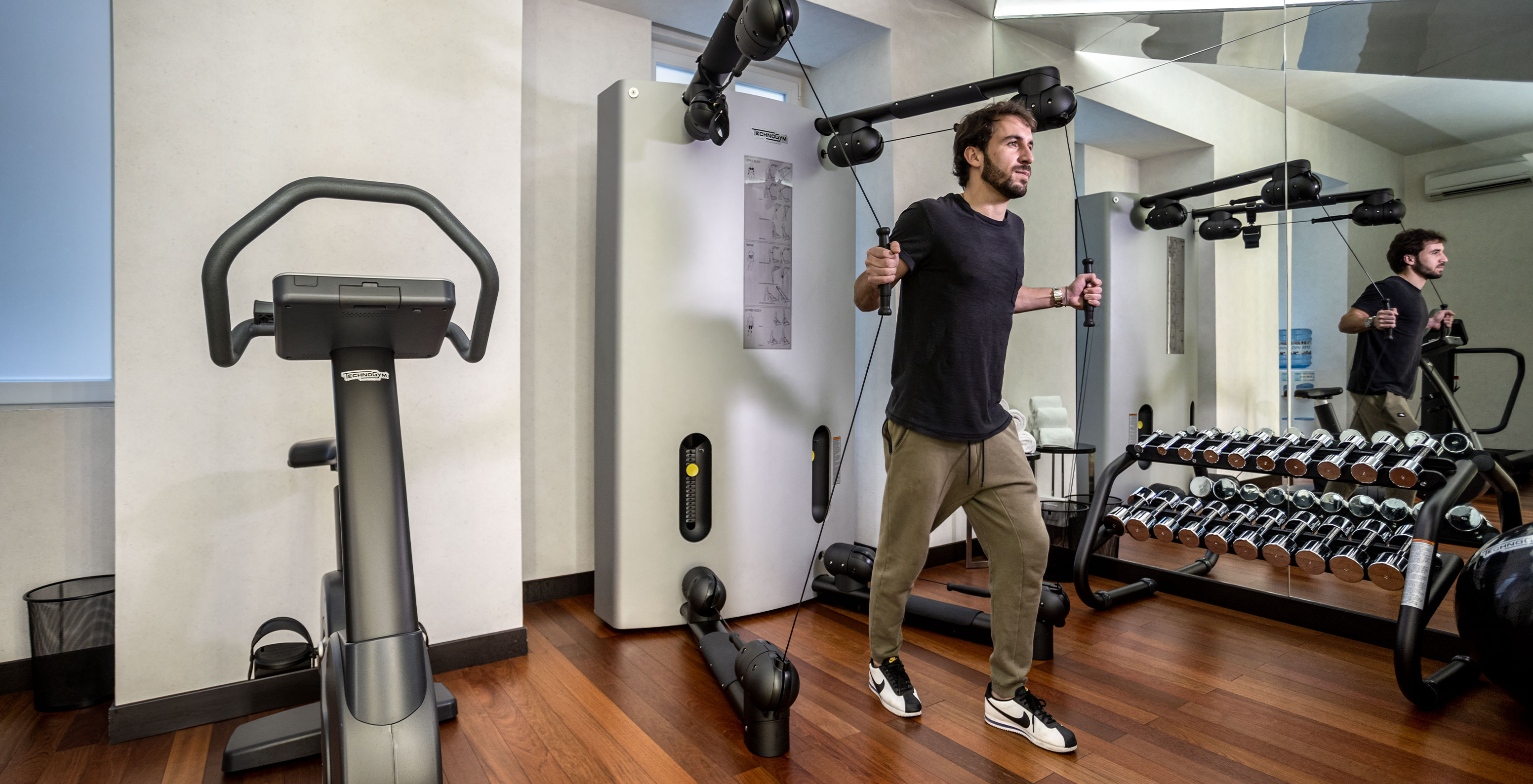 Junge trainiert im Fitnessstudio eines Hotels in der Innenstadt von Lissabon, nahe dem Chiado