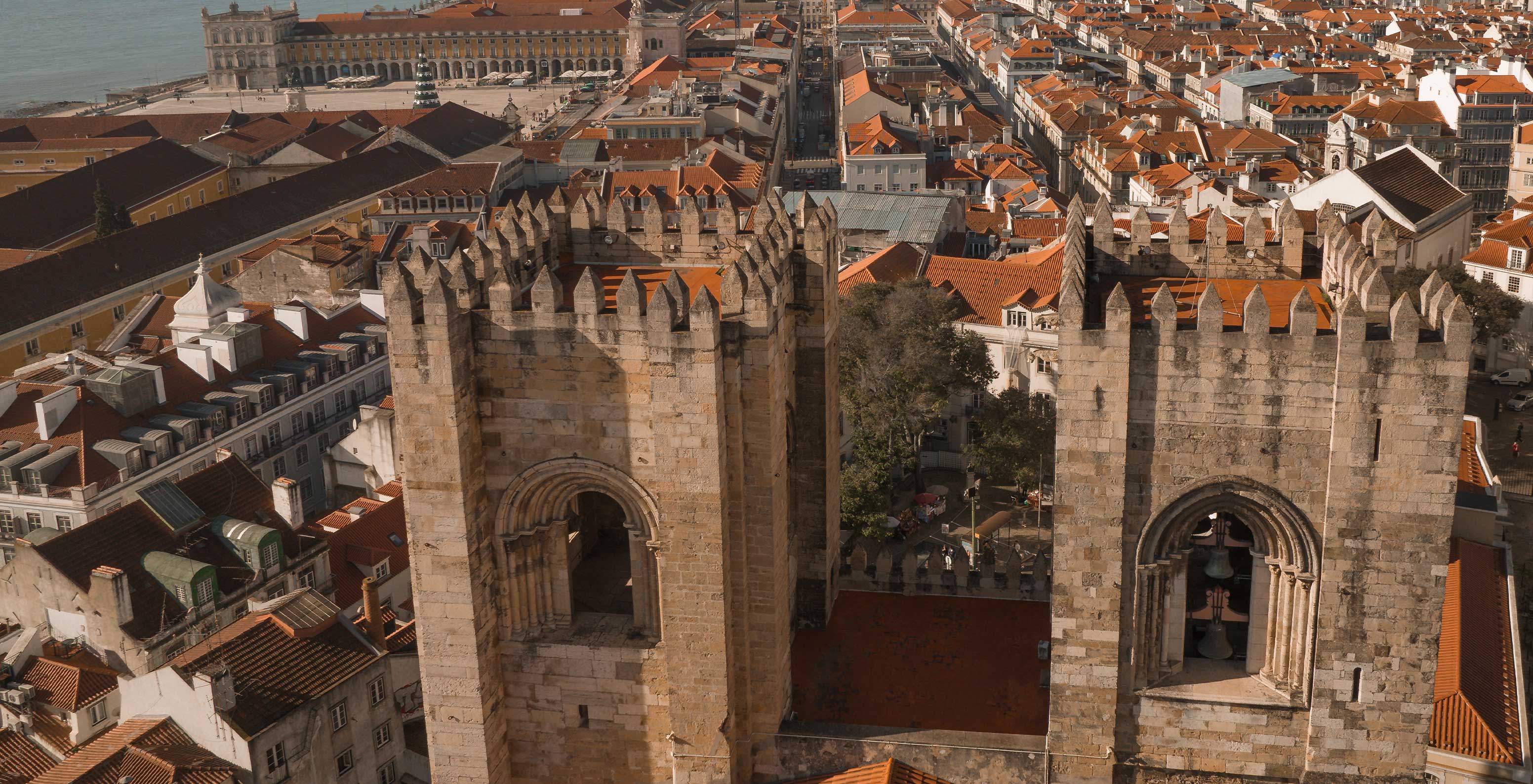 Luftaufnahme der Sé de Lisboa, einer der Hauptkathedralen der Stadt, auch die Brücke 25 de Abril sichtbar