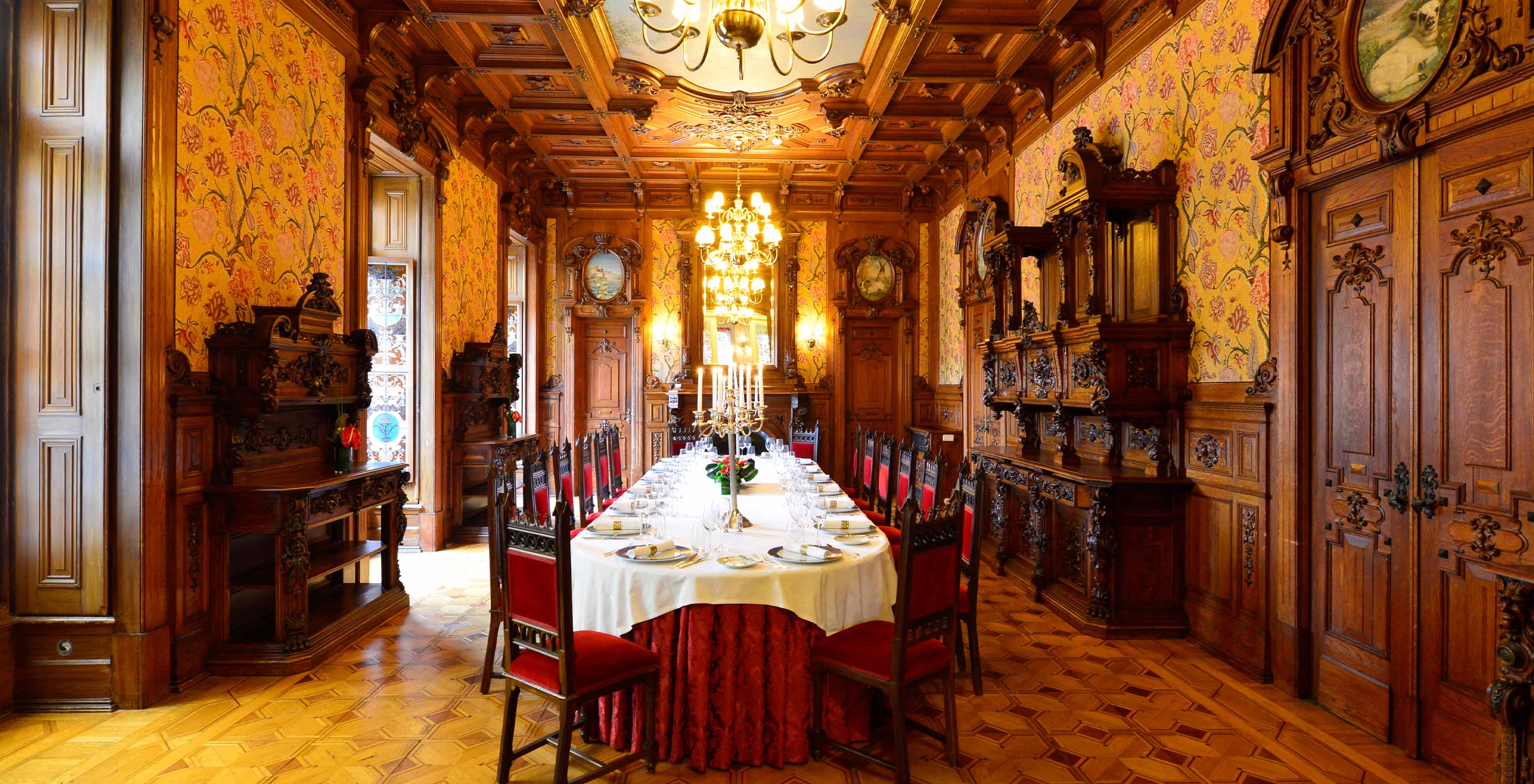 Renascença-Raum in dunklem Holz und langem Tisch im Palace Lisboa, Hotel in einem Palast in Lissabon mit Spa