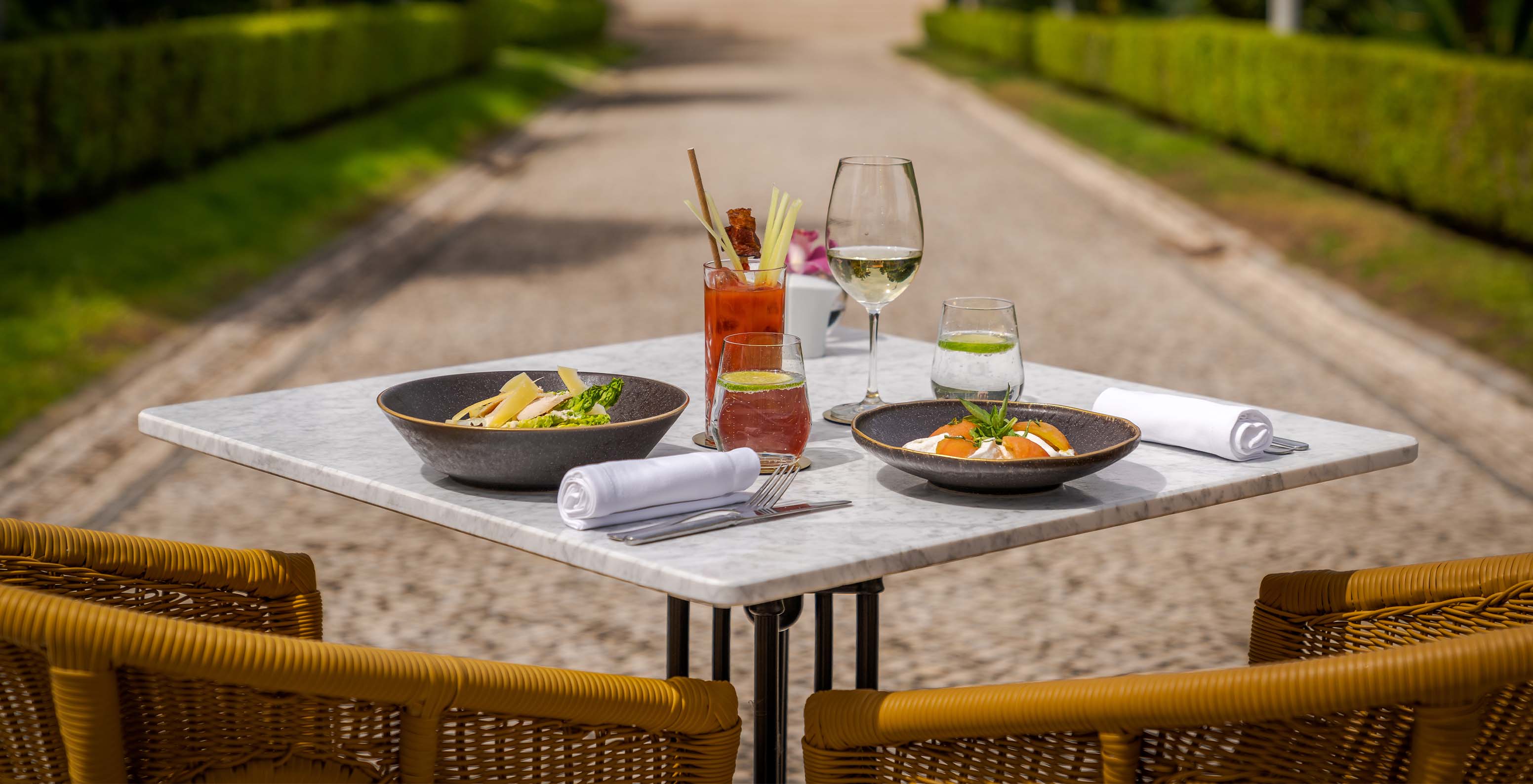 Das Restaurant Casa do Lago, im 5-Sterne-Hotel, Nationaldenkmal, hat einen gedeckten Tisch mit zwei Tellern und Getränken