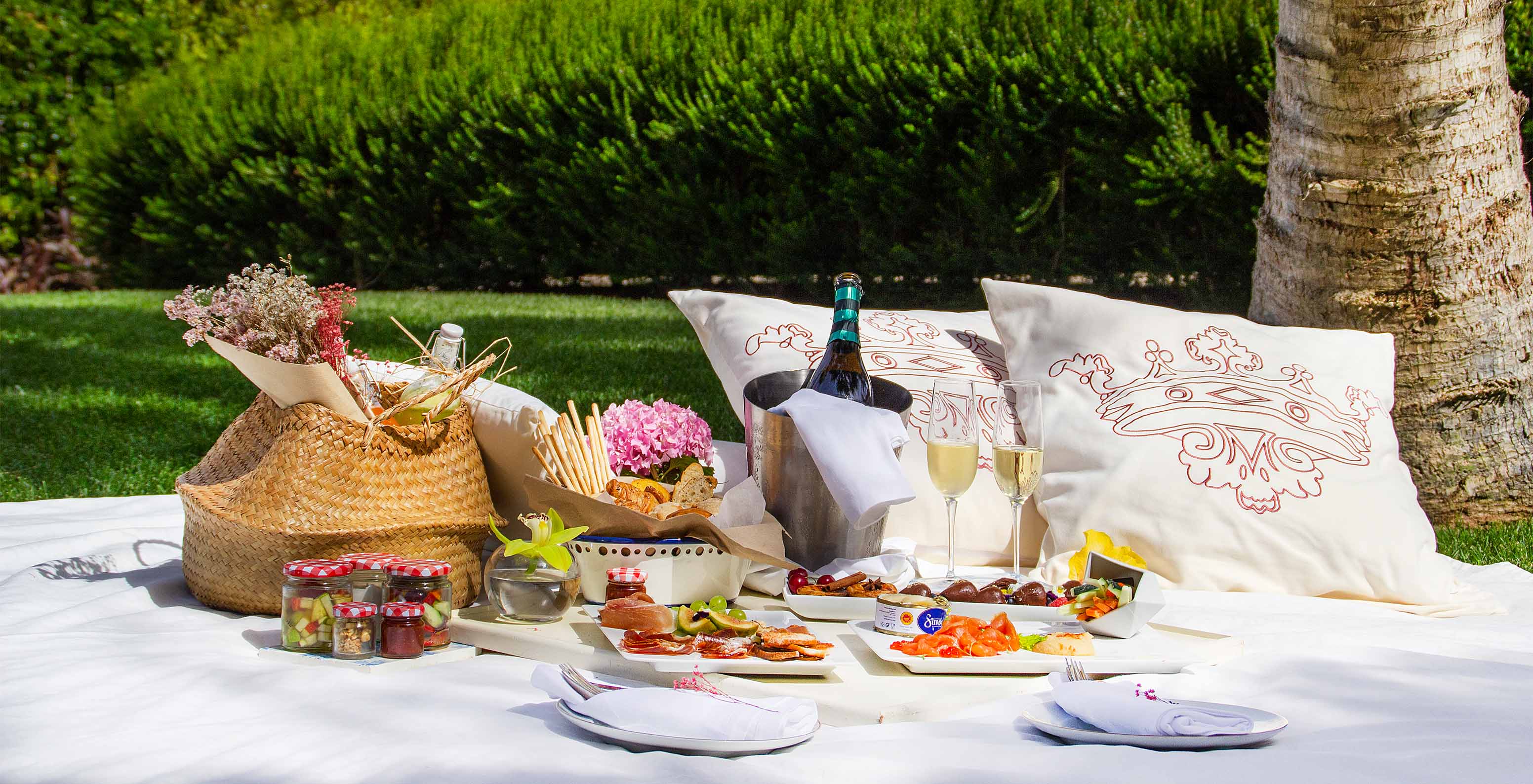 Das Restaurant Chic-Nic, im 5-Sterne-Hotel, Nationaldenkmal, hat ein Picknick mit Obst, Getränken und Brot im Garten