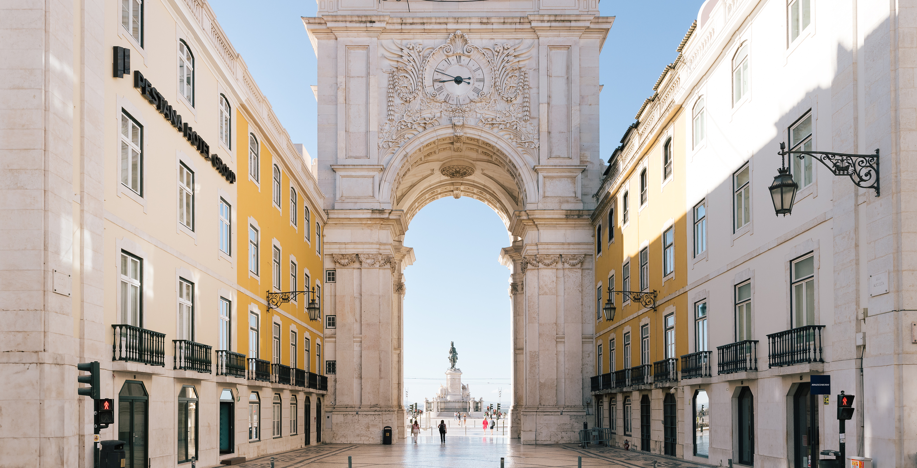 Bogen der Rua Augusta in Lissabon, mit dem Praça do Comércio im Hintergrund und der Reiterstatue von D. José I