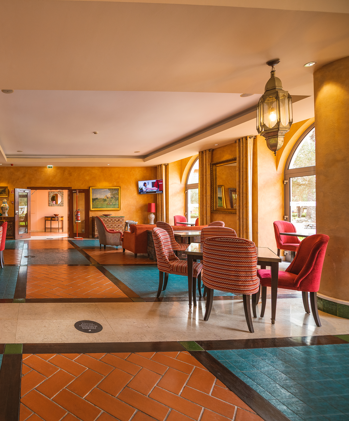 Restaurant mit modernem Dekor, Tischen mit Stühlen und Sofas im Pestana Sintra Golf, Hotel mit Golf und Spa