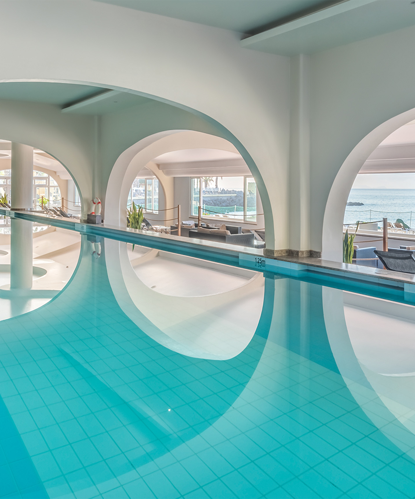 Das Pestana Carlton Madeira, Hotel im Zentrum von Funchal am Meer, hat einen Innenpool mit Bögen an den Wänden