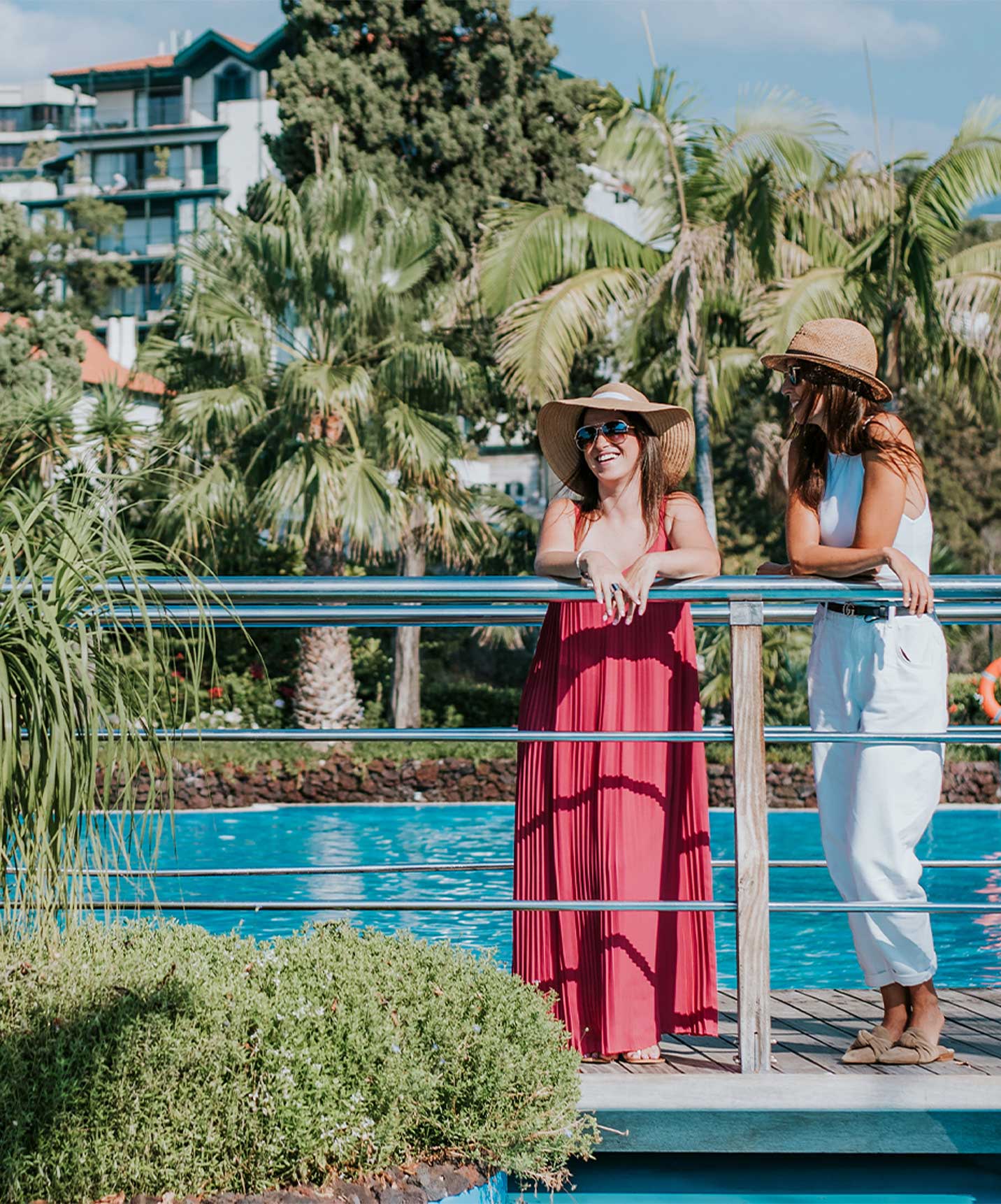 Pestana Carlton Madeira, Hotel im Zentrum von Funchal, hat einen Außenpool umgeben von Vegetation