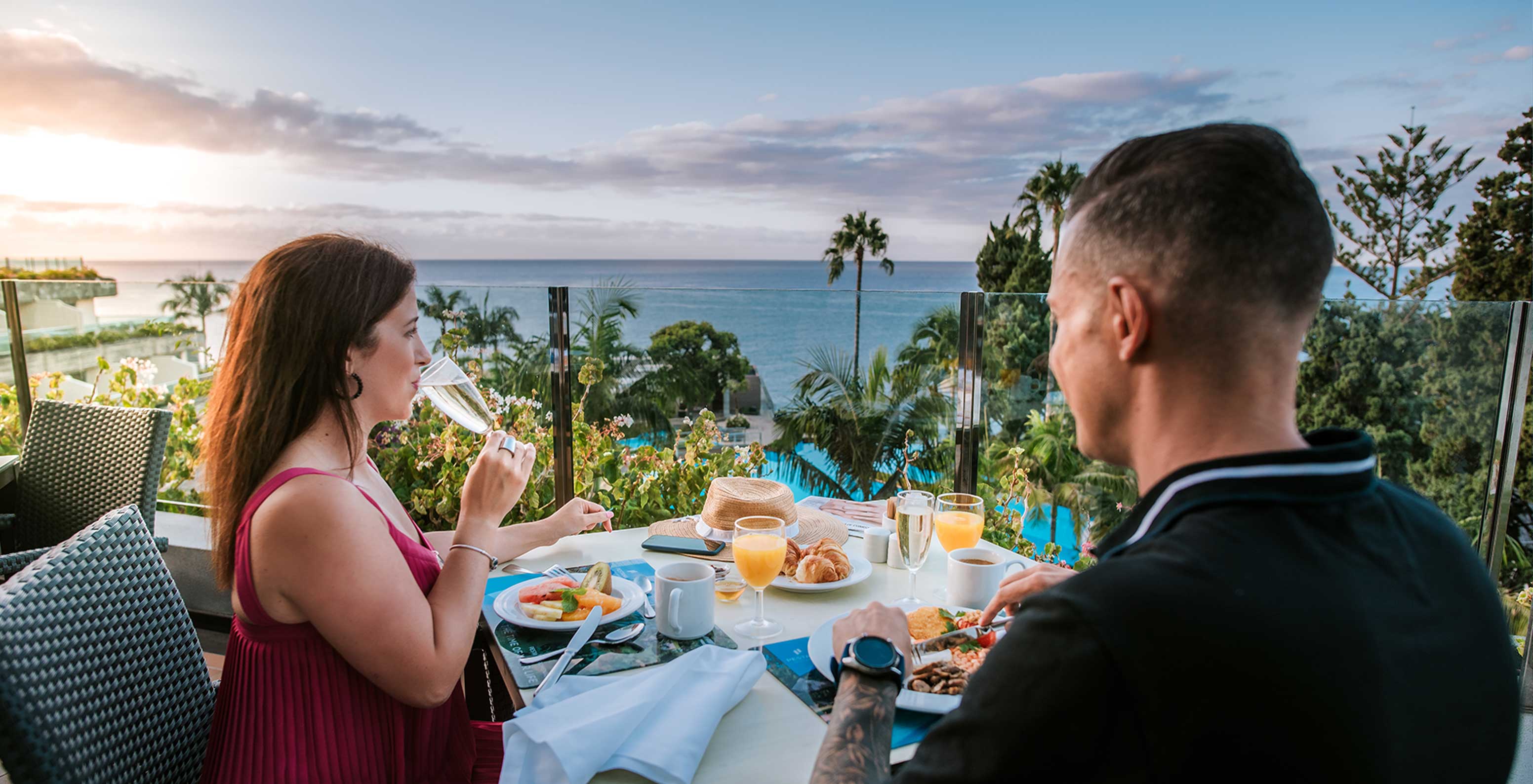 Paar genießt das Frühstück im Freien im Pestana Carlton Madeira, mit Blick auf das Meer