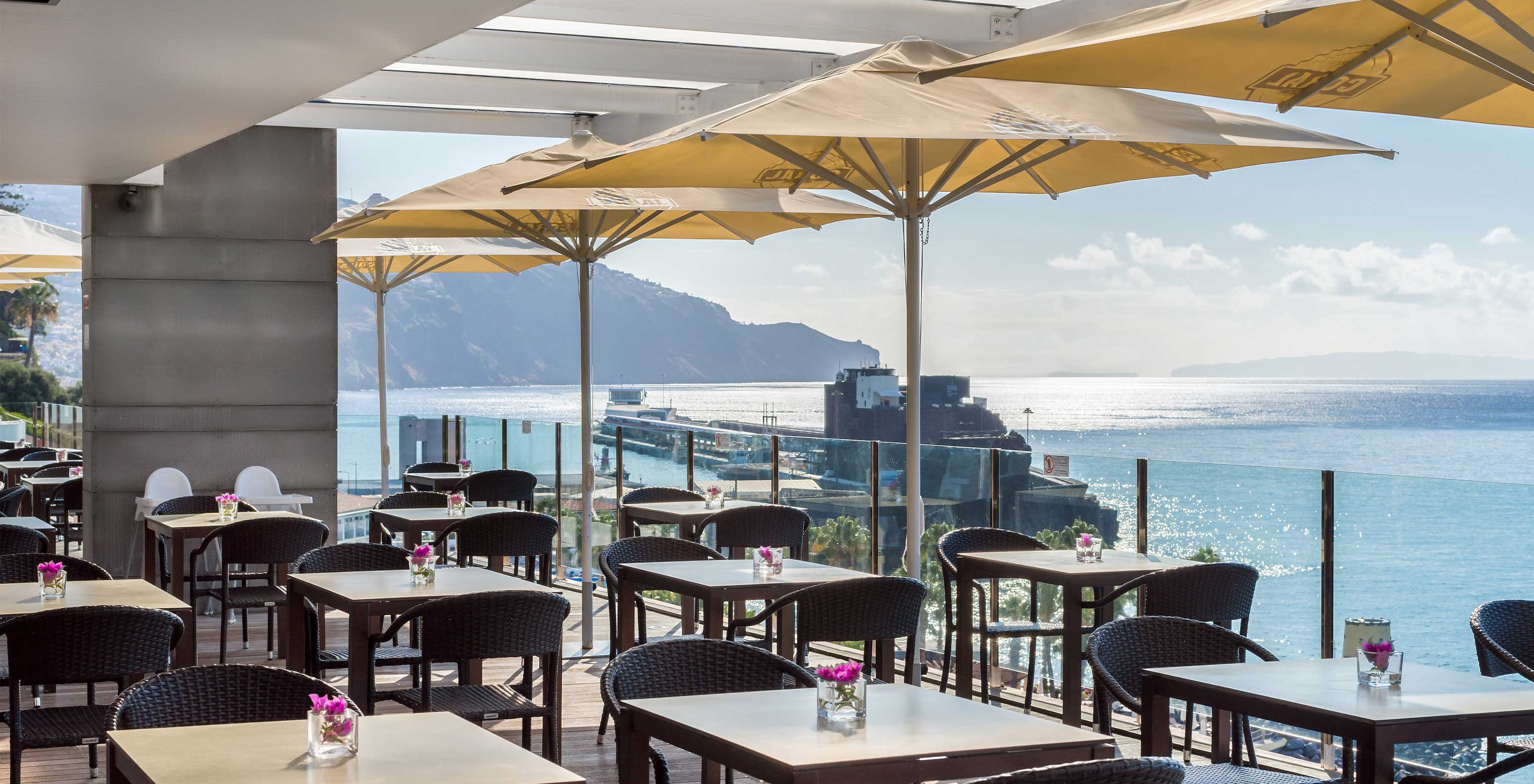 Die Bar Garden Pool, im 5-Sterne-Hotel in Madeira, hat eine Außenterrasse mit Blick auf das Meer