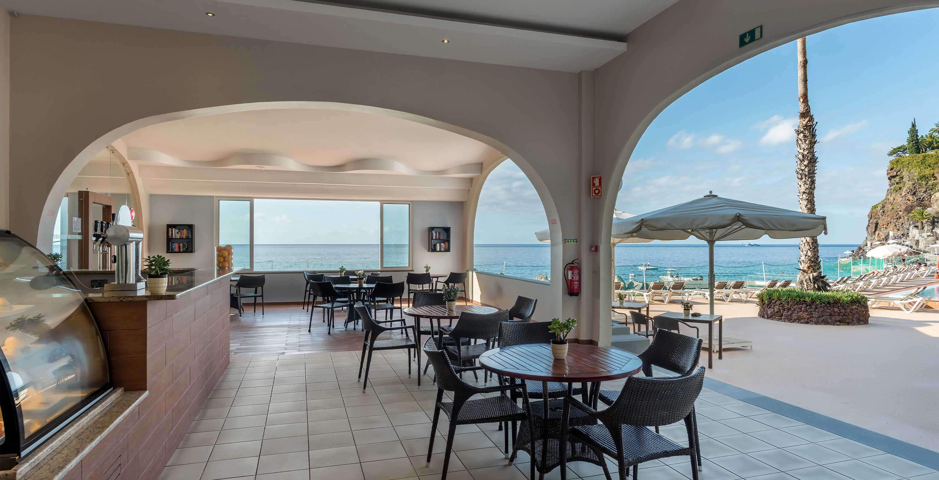 Die Bar Atlântico, im 5-Sterne-Hotel in Madeira, hat eine Innen- und Außenterrasse mit Meerblick