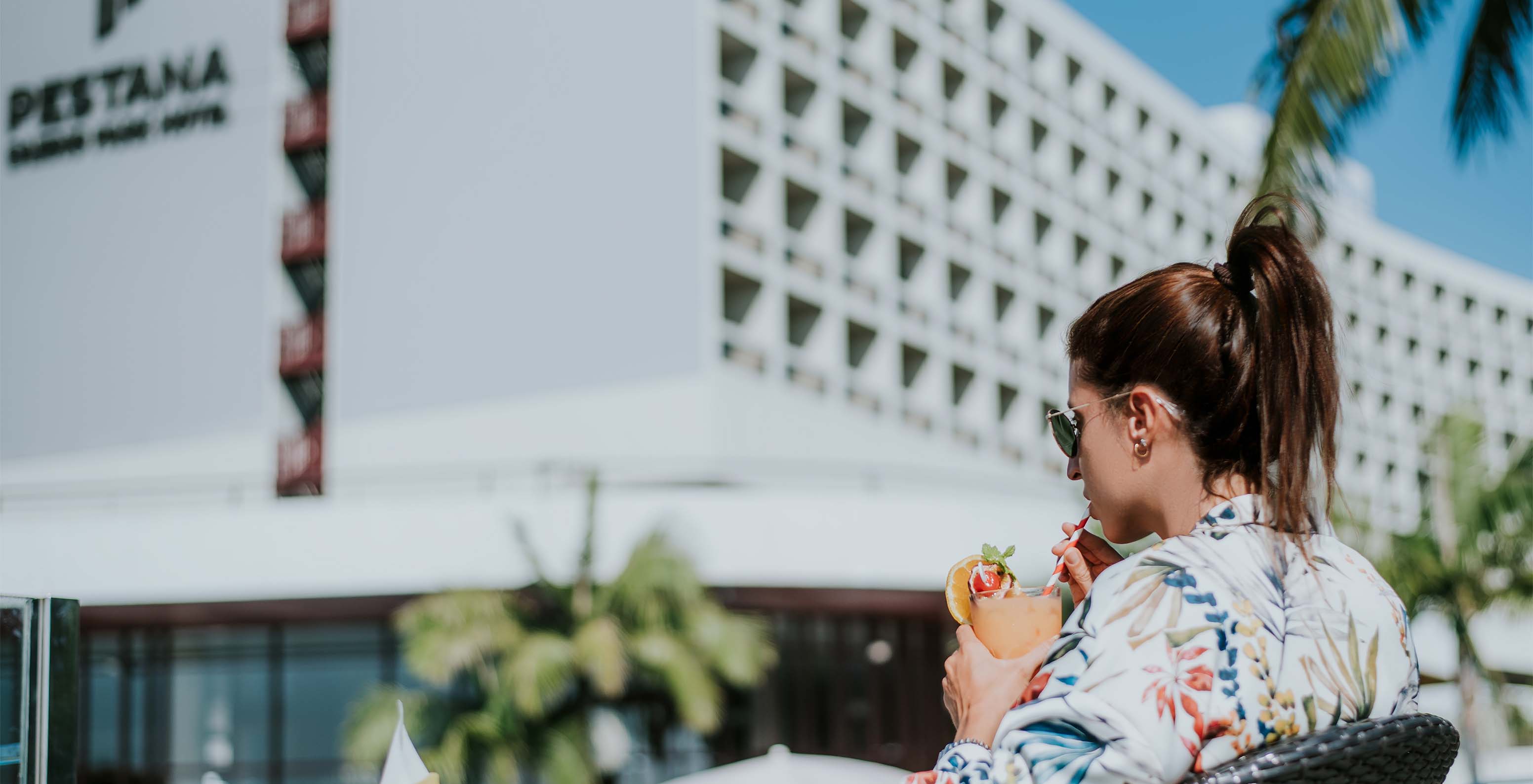 Das Restaurant Dockside, im 5-Sterne-Hotel im Zentrum von Funchal, hat Blick auf die Zimmer und einen Orangencocktail