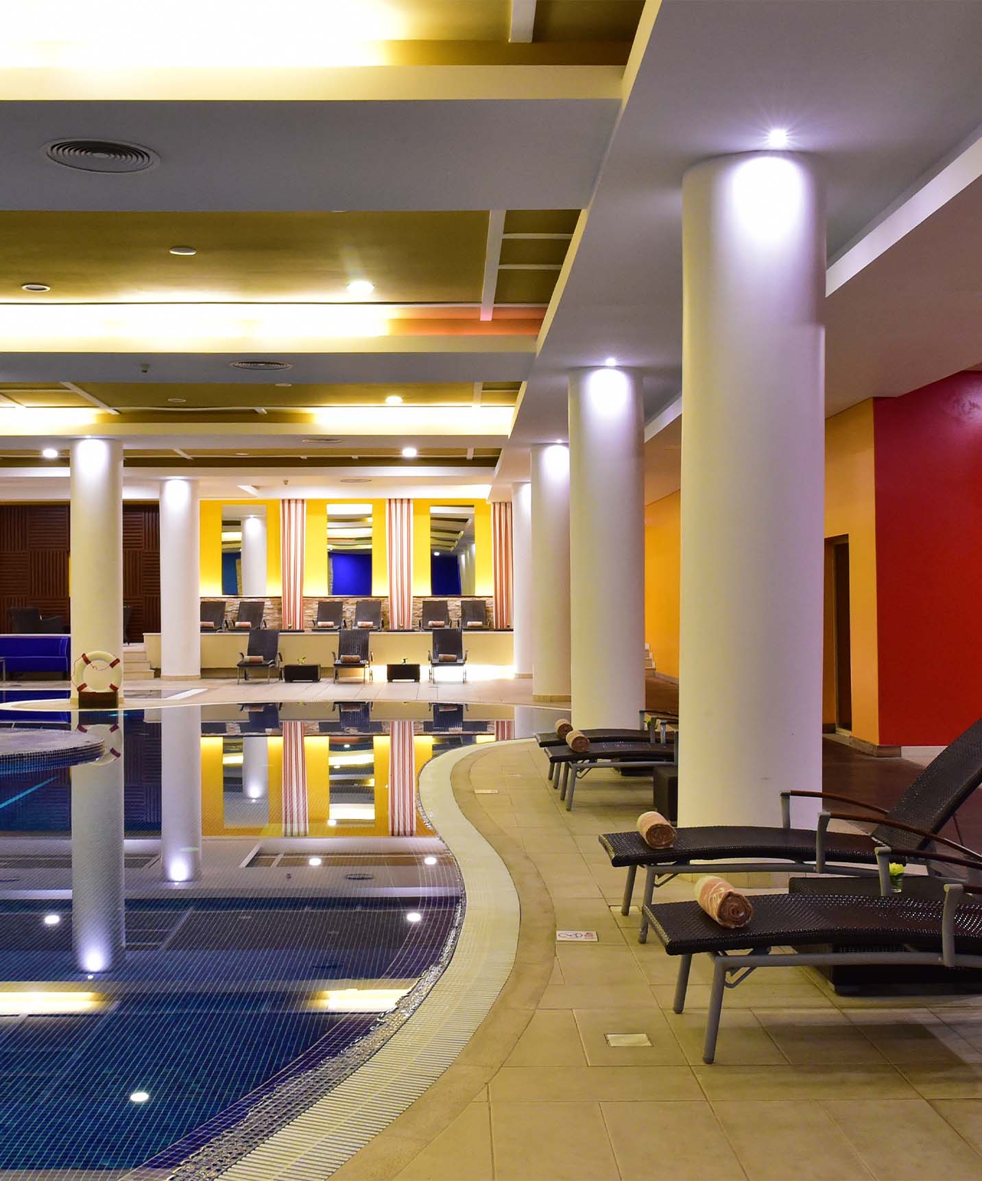 Pestana Casino Studios, mit Apartments im Stadtzentrum, mit Pool hat einen Innenpool mit Liegen