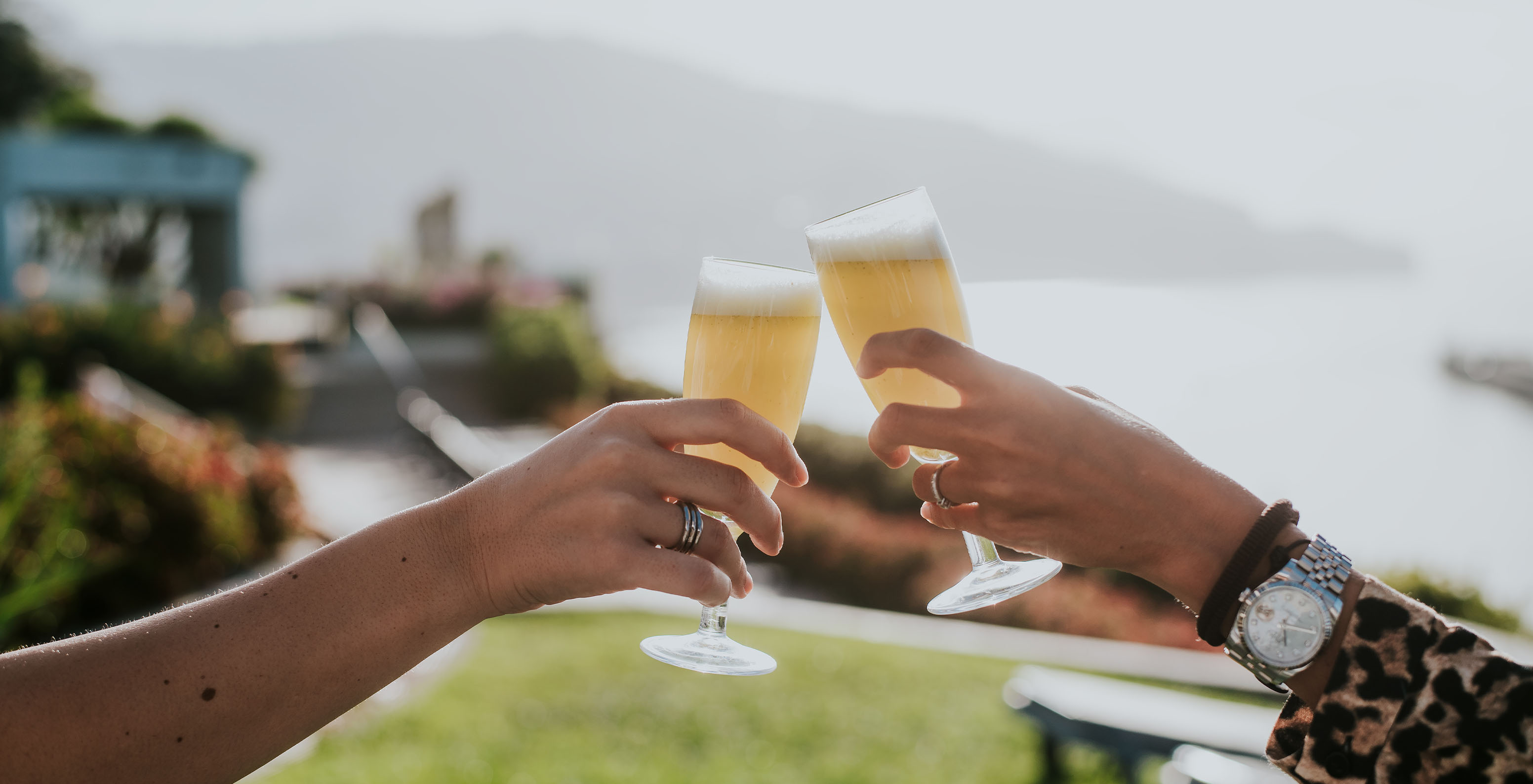 Das Restaurant Dockside, im Hotel in Funchal, auf der Insel Madeira, hat Champagner und Blick auf das Meer