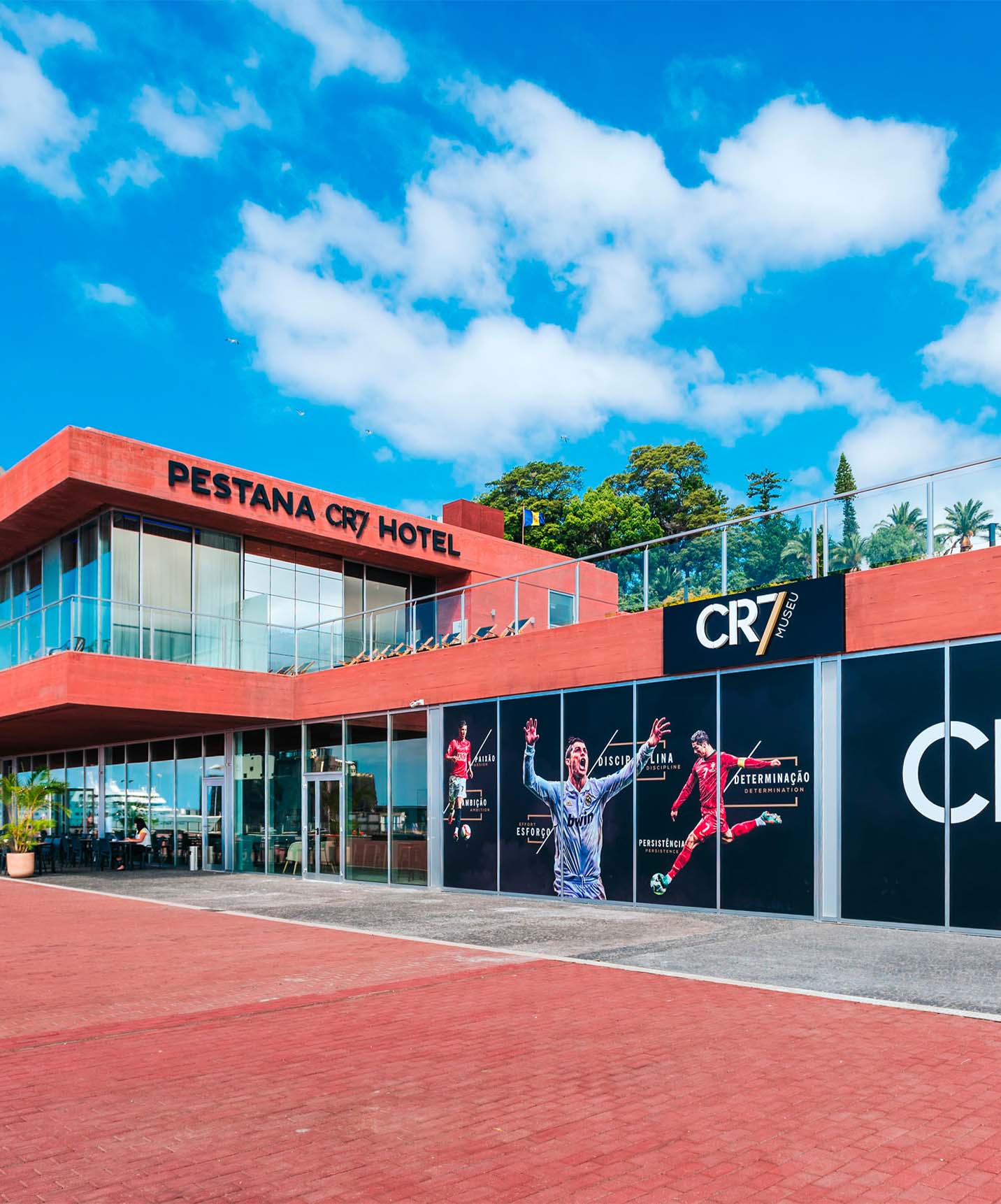 Außenbereich des Cristiano Ronaldo Museums im Zentrum von Funchal mit Bildern des Stars beim Fußballspielen an der Wand