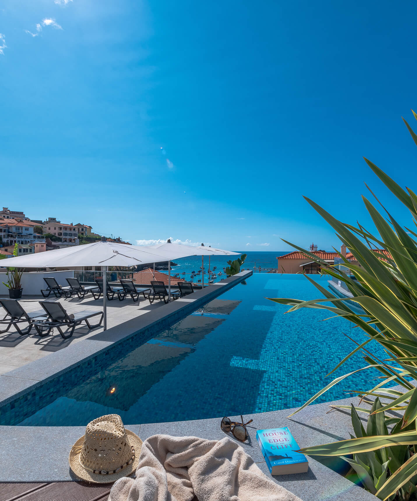 Blick auf den Infinity-Pool des Boutique-Hotels im historischen Zentrum von Câmara de Lobos mit Meer im Hintergrund