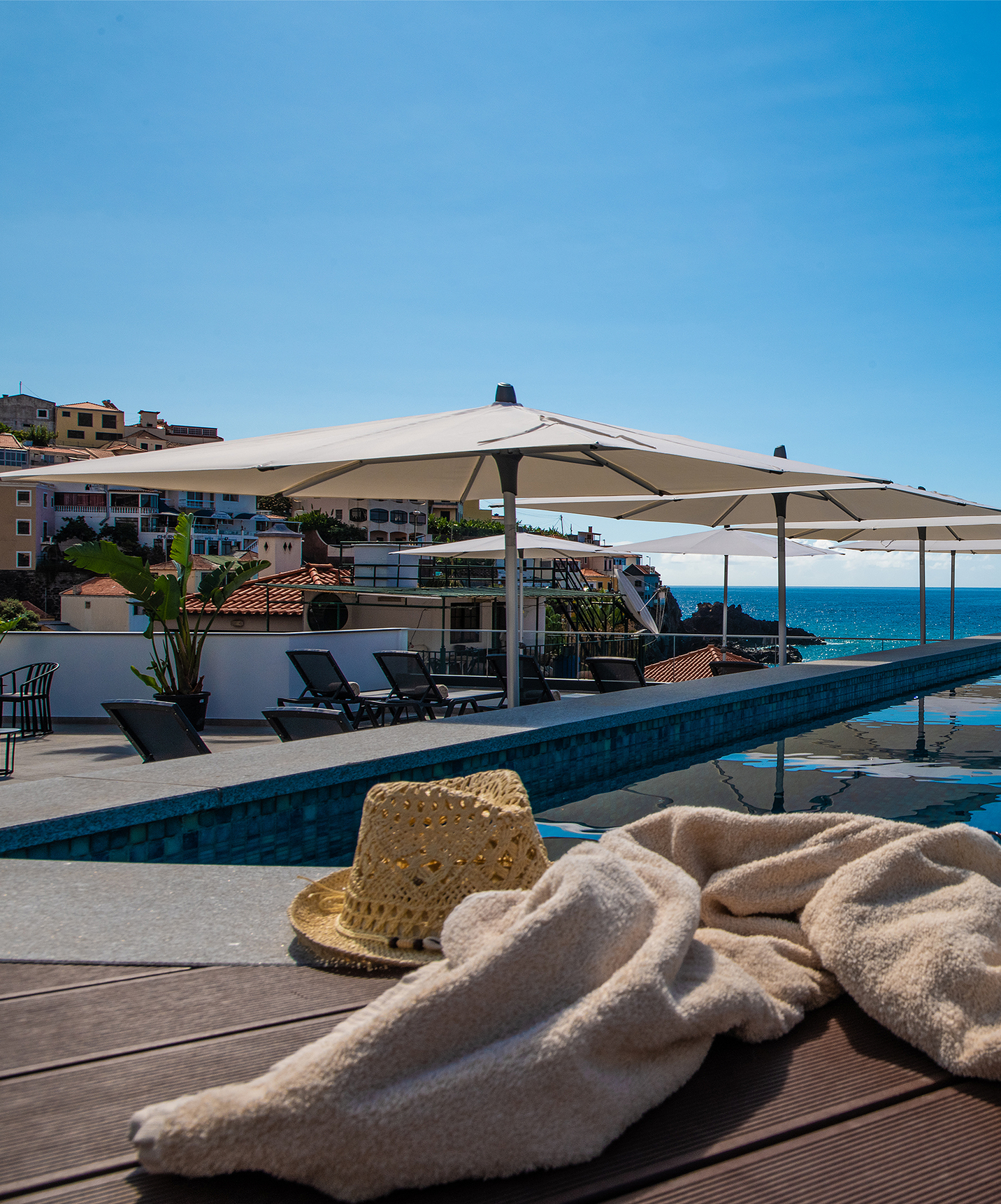 Blick auf den Infinity-Pool des Boutique-Hotels im historischen Zentrum von Câmara de Lobos mit Meer im Hintergrund