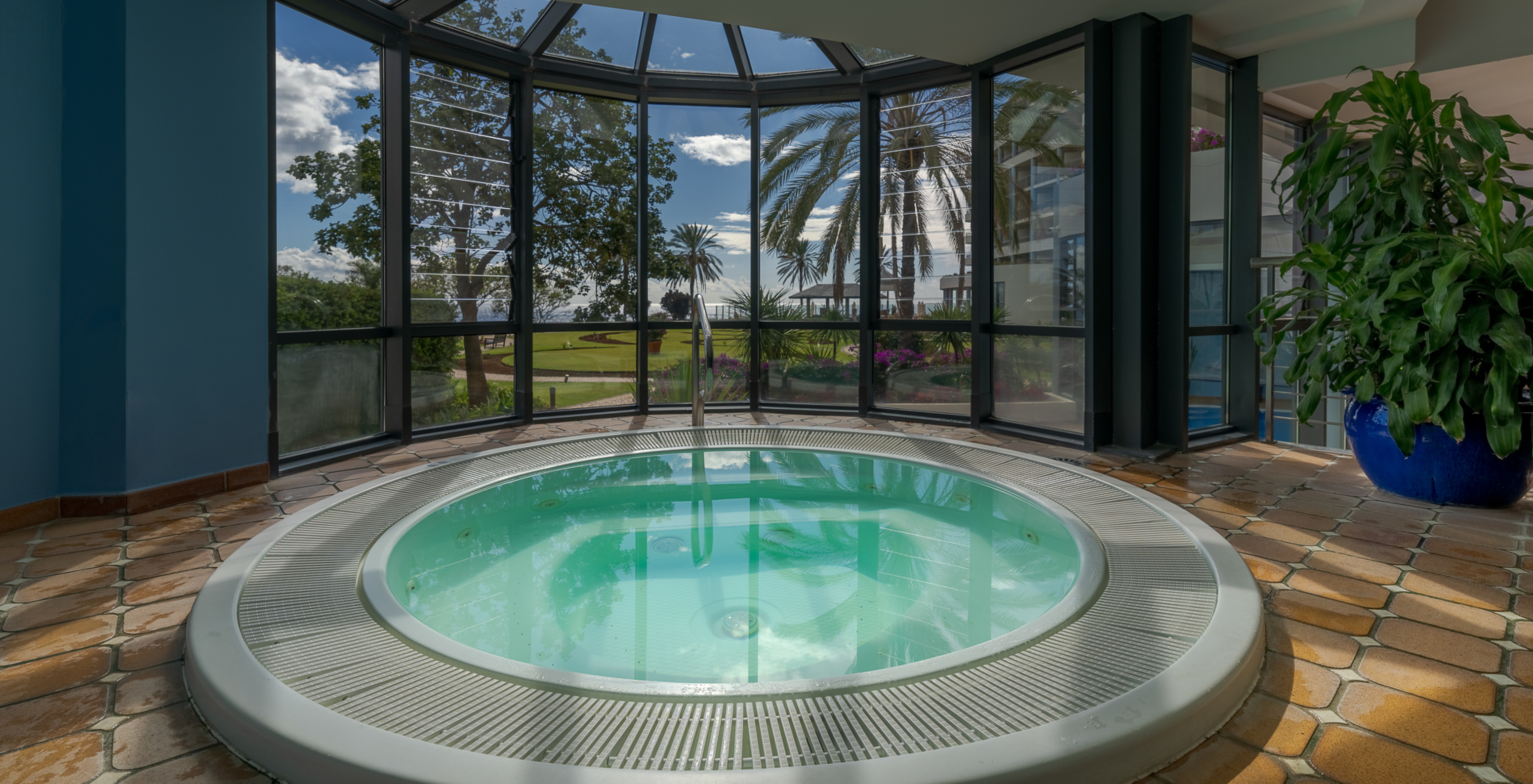 Pestana Grand Hotel mit Spa und Pool direkt am Meer hat einen Whirlpool mit Meerblick