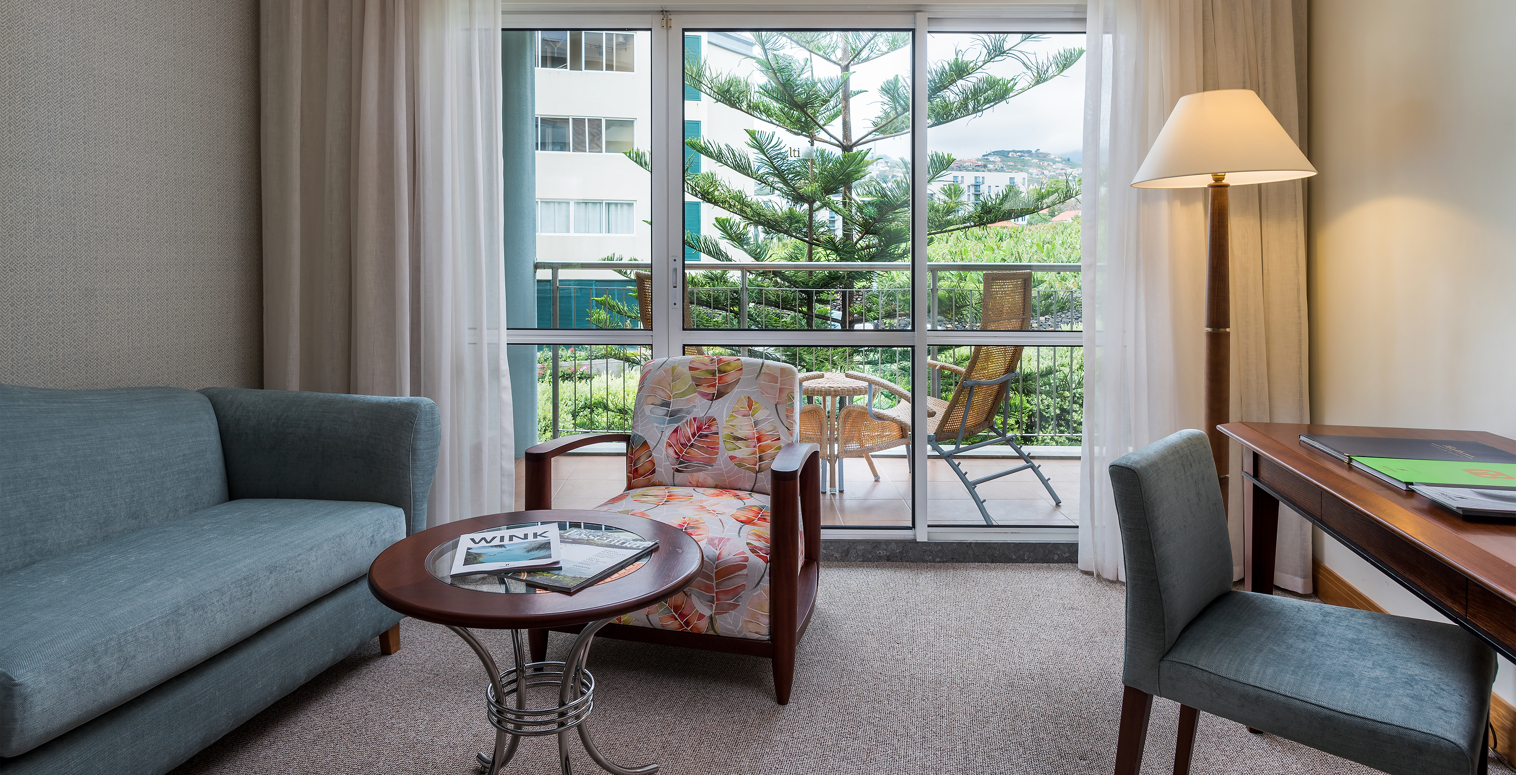 Das Klassische Zimmer mit Innenblick im Pestana Grand hat Sofa, Sessel und Schreibtisch