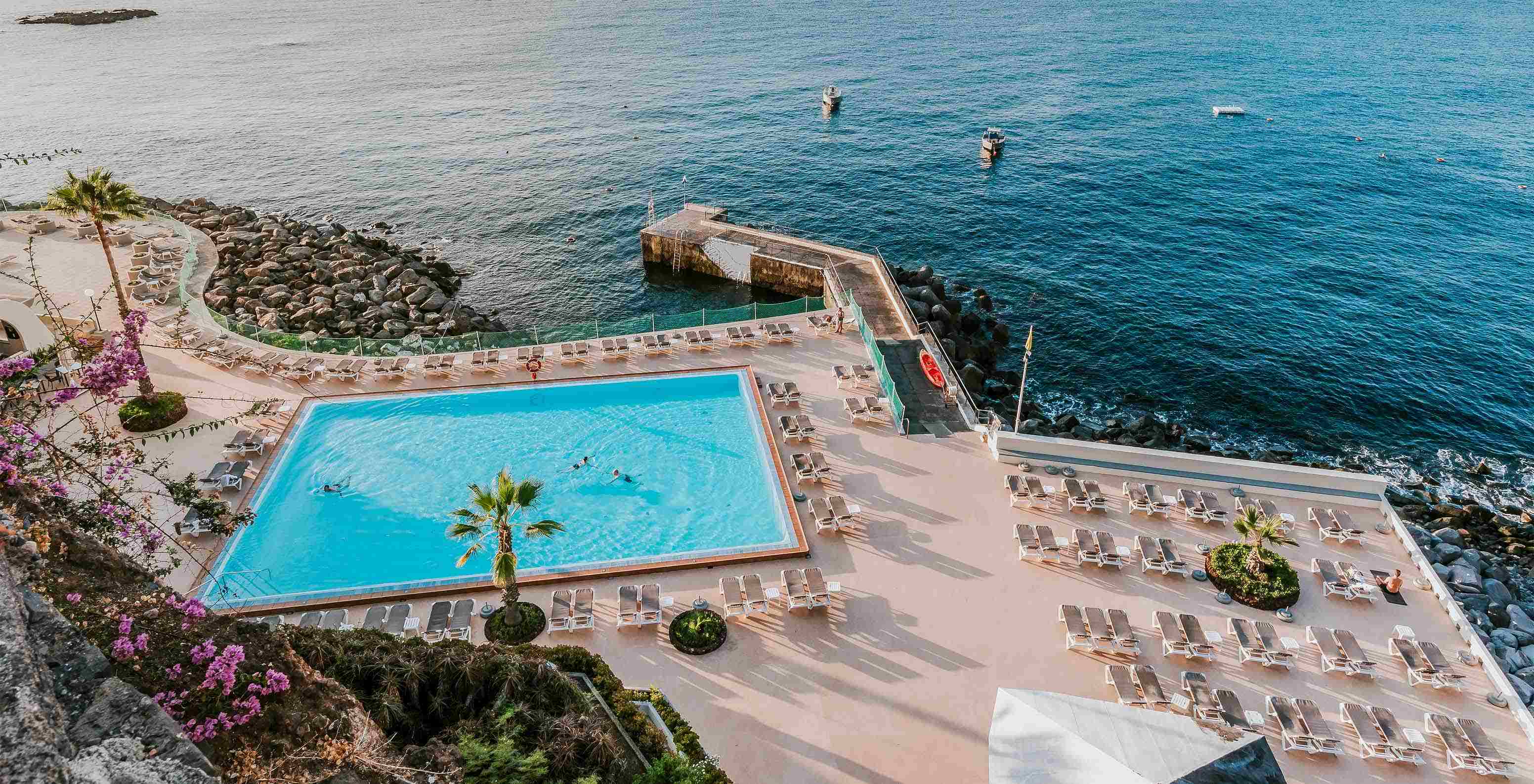 Luftaufnahme des Pools im Pestana Madeira Beach Club mit Blick auf den Atlantischen Ozean