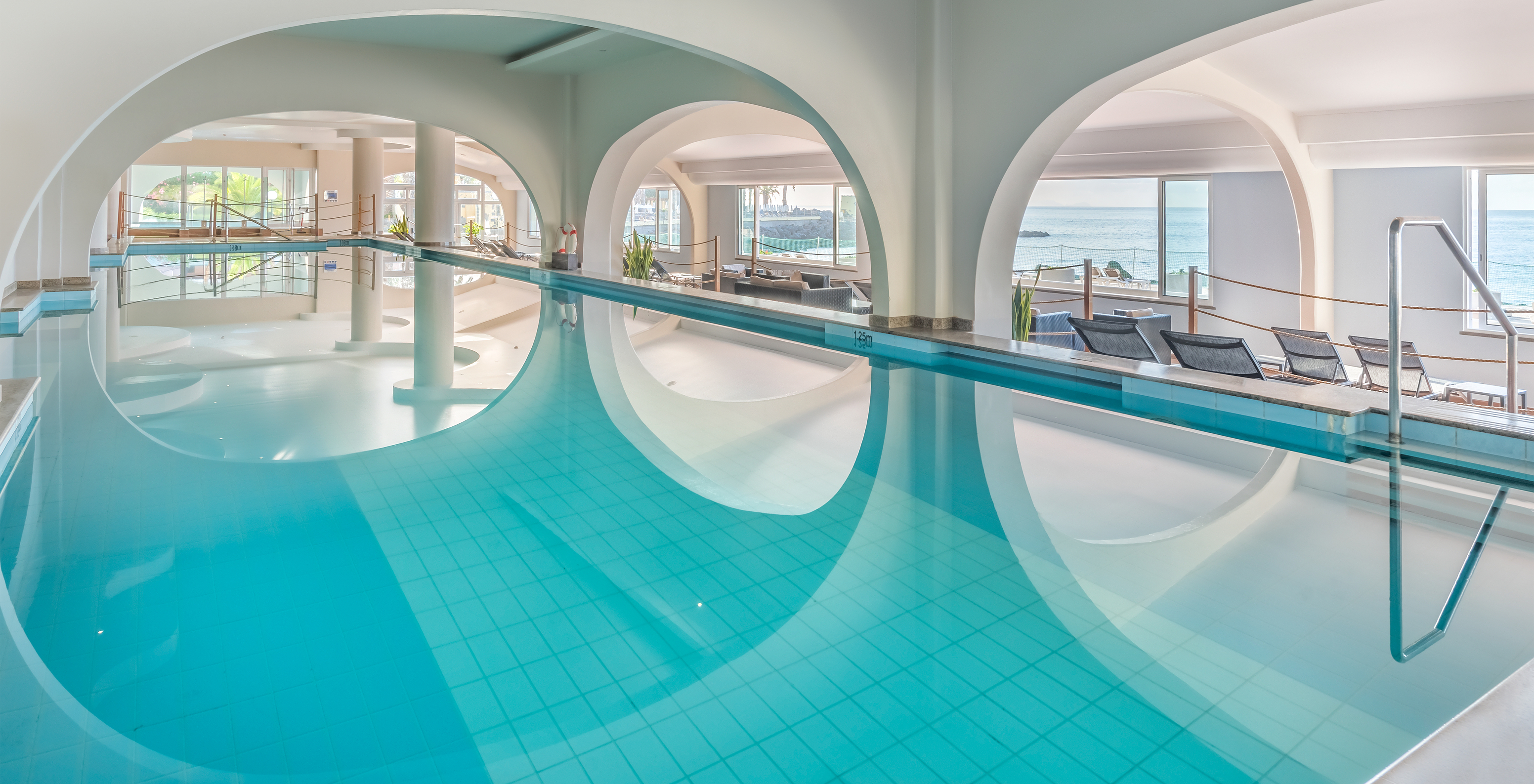 Das Premium Resort mit Spa und Pool am Meer hat einen Innenpool mit gewölbten Wänden und Meerblick