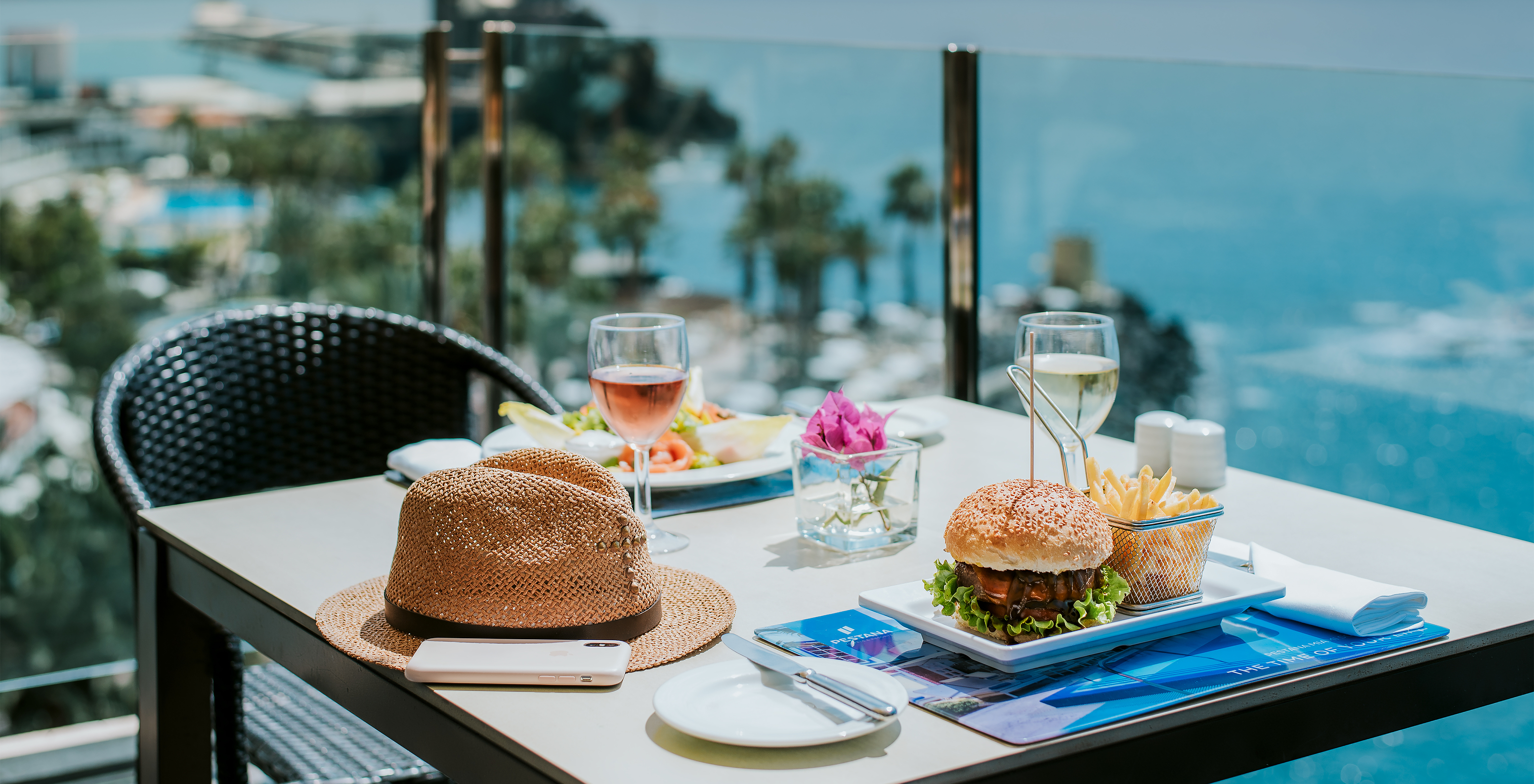 Das Premium Resort mit Spa und Pool am Meer bietet Mahlzeiten wie Hamburger, die man mit Meerblick genießen kann