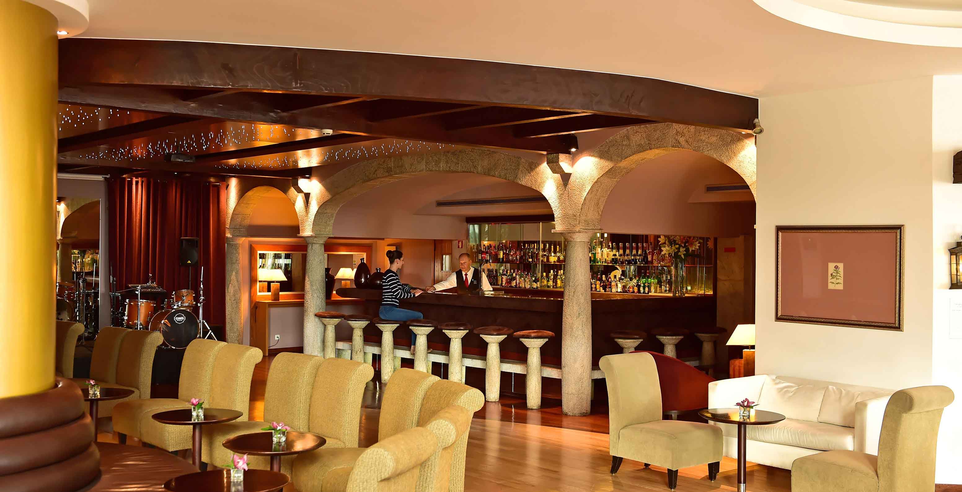 Die Taverna-Bar, im Hotel im Zentrum von Funchal, Madeira, hat hohe Hocker, Sessel und Sofas