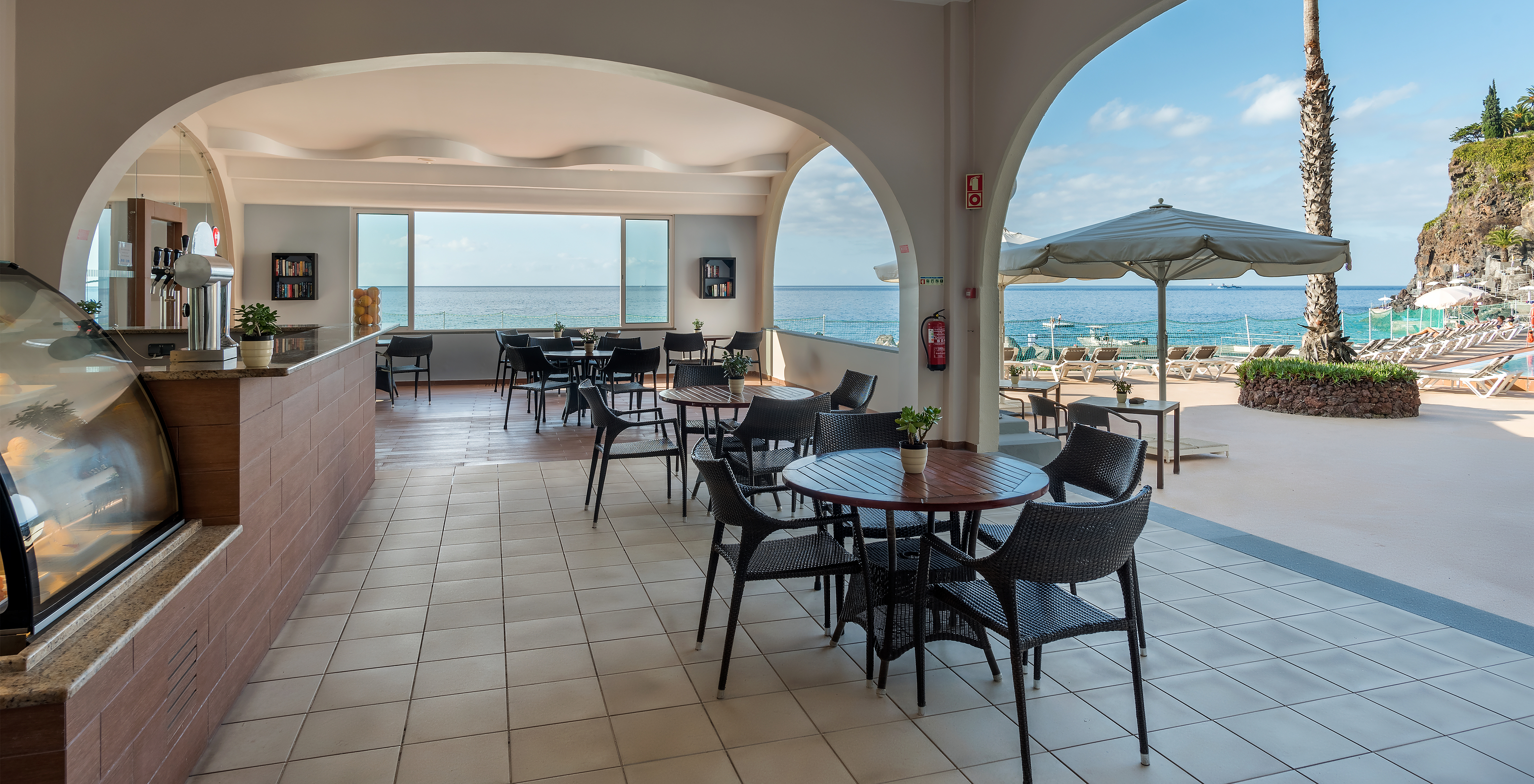 Die Bar Atlântico, im Hotel im Zentrum von Funchal, Madeira, hat eine Innen- und eine Außenterrasse mit Meerblick