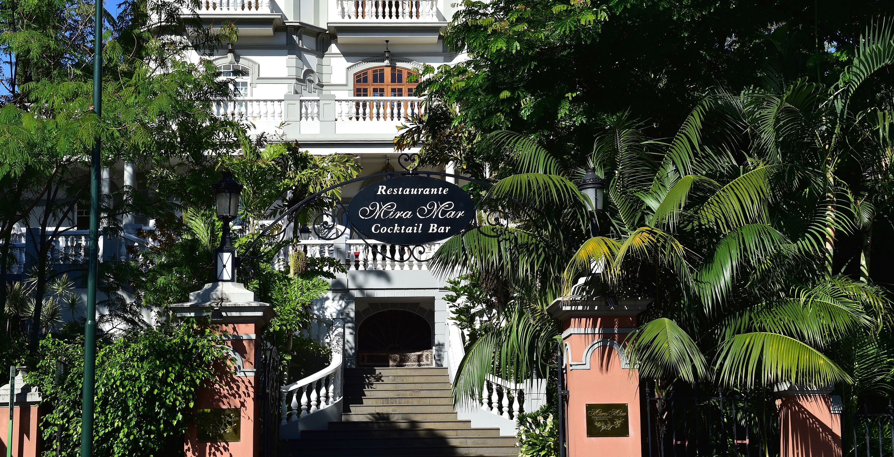 Fassade des Restaurants der Quinta Miramar, ein imposantes weißes Gebäude inmitten der Vegetation, ideal für Veranstaltungen