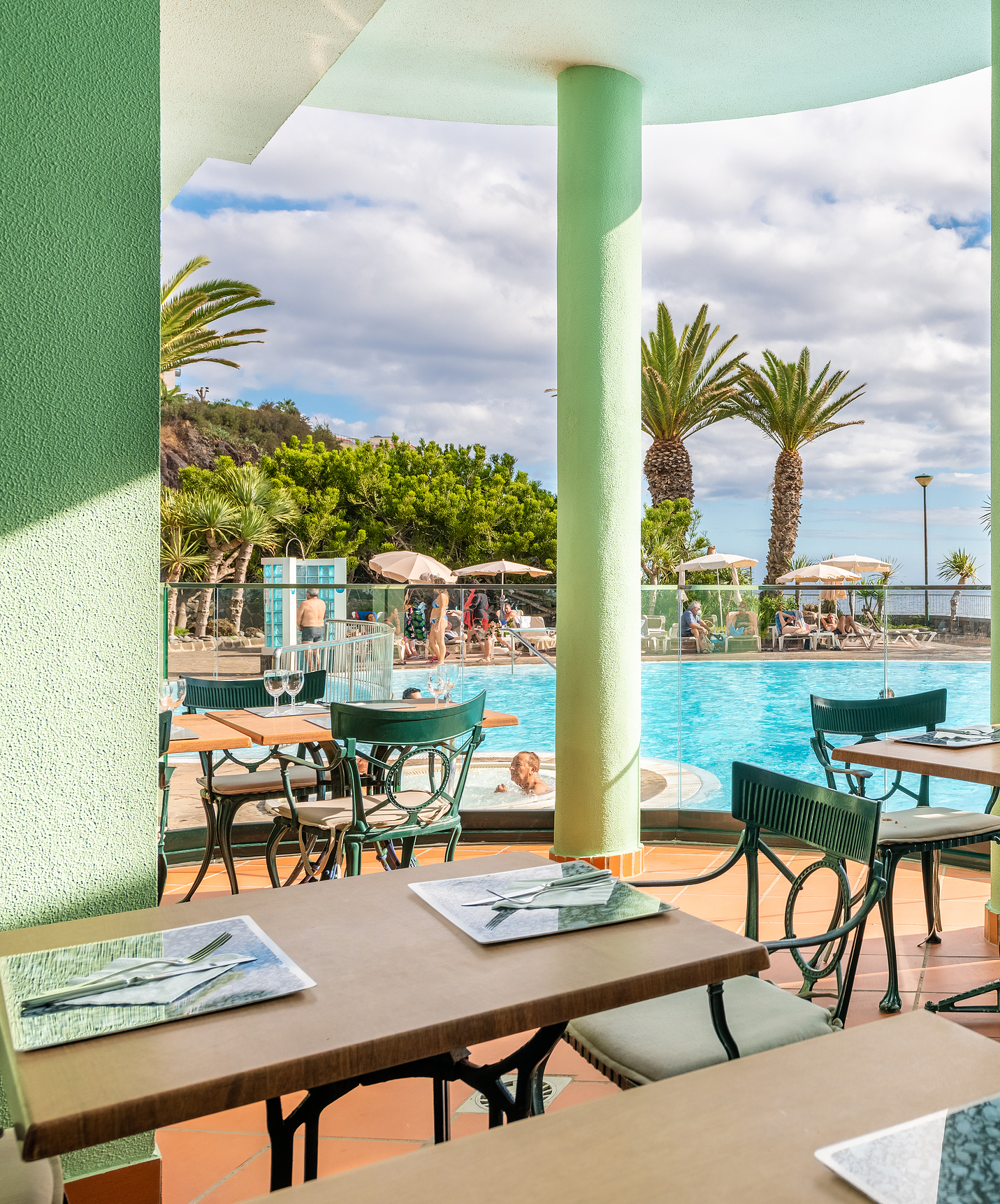 Restaurante mit Terrasse und Blick auf den Pool des Pestana Ocean Bay All Inclusive Hotel am Meer