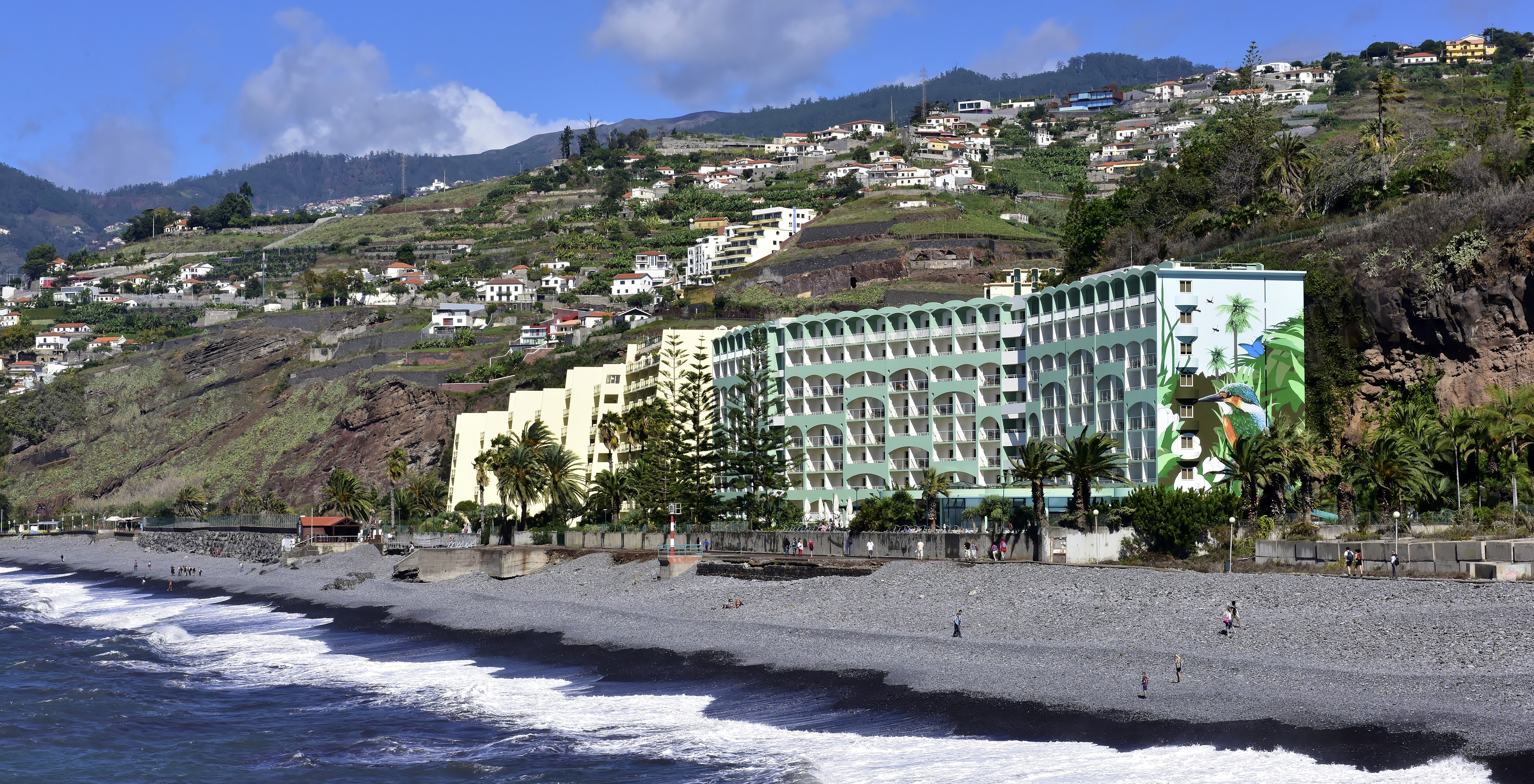 Blick aufs Meer vom Gebäude des Pestana Ocean Bay All Inclusive, mit einem schwarzen Sandstrand davor