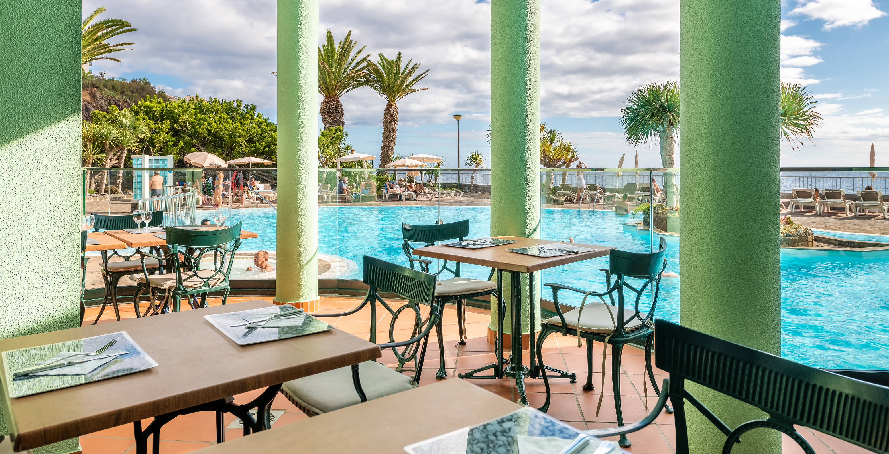 Restaurant mit Terrasse und Blick auf den Pool des Pestana Ocean Bay All Inclusive Hotel am Meer