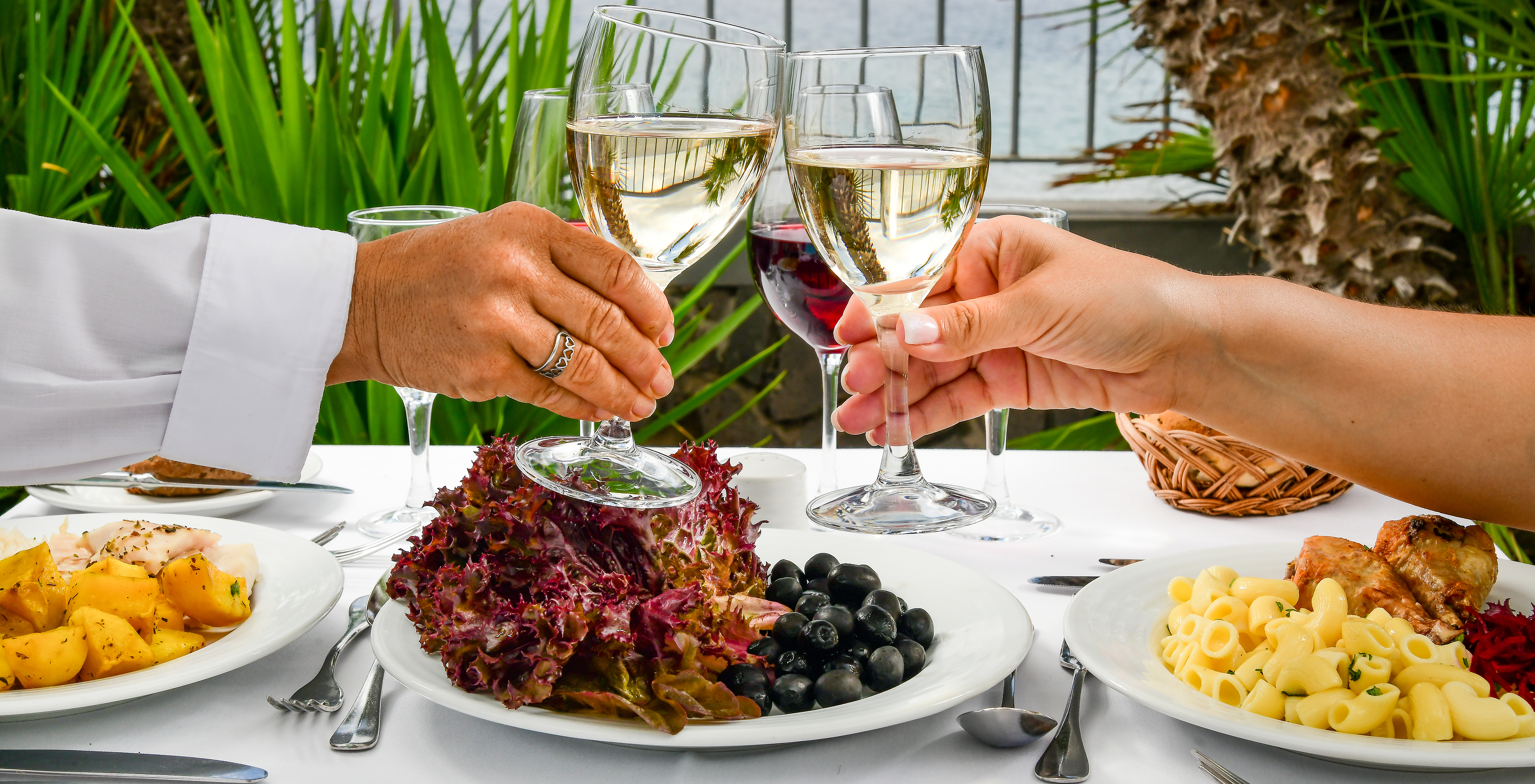 Das Restaurant Arlequim, im 5-Sterne-Hotel in Funchal, Madeira, bietet Salat, Oliven, Nudeln mit Huhn und Wein an