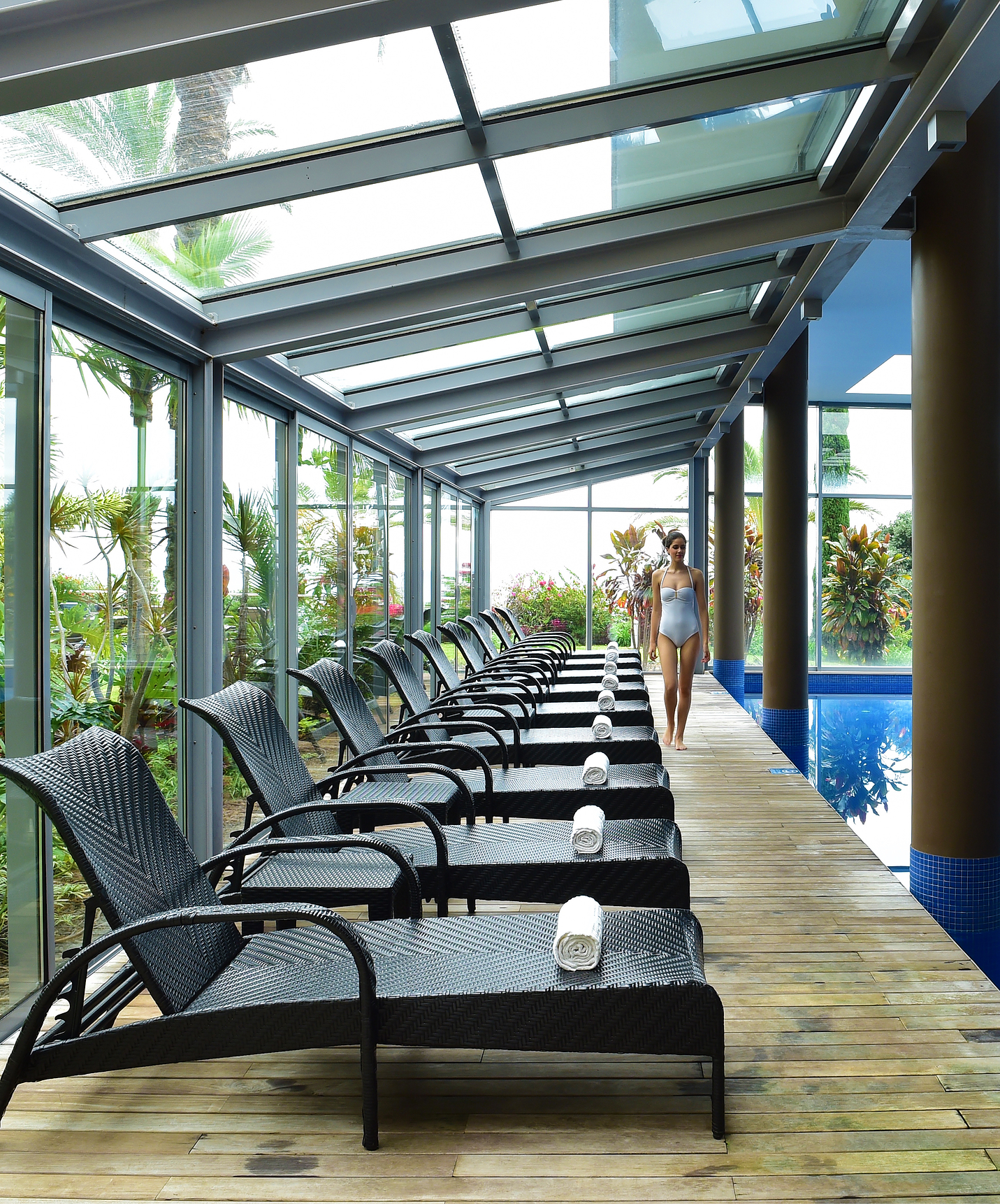 Das Pestana Promenade, ein Hotel in Madeira, nahe dem Strand und dem Lido, hat einen Innenpool mit mehreren Liegen