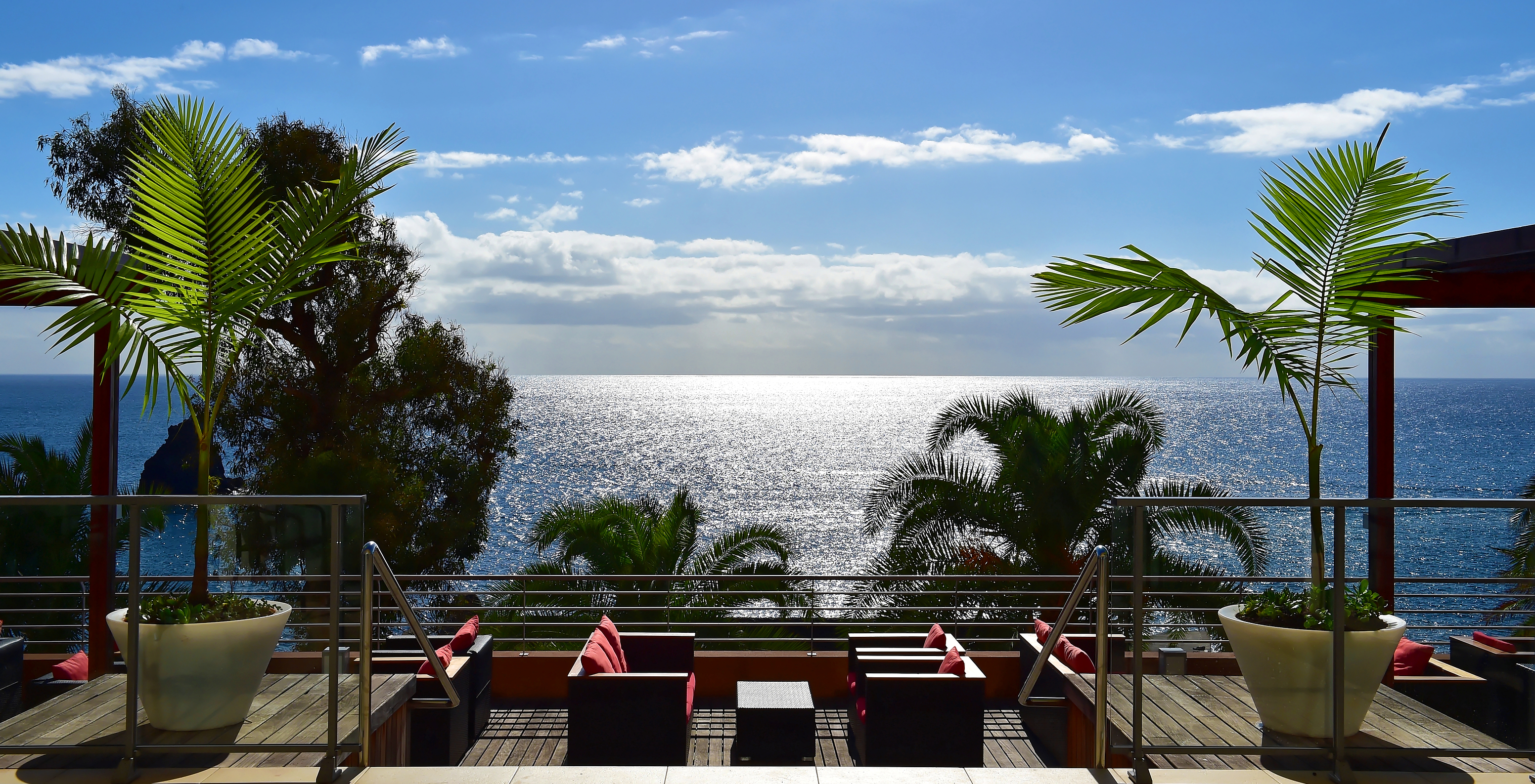 Blick von der Bar des Pestana Promenade auf das Meer mit Sofas zum Entspannen bei einem Getränk