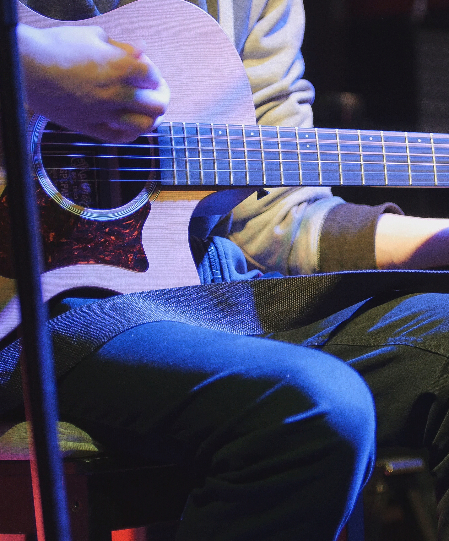 Person spielt Gitarre in einer Bar nachts im Pestana Miramar, einem Hotel in Madeira nahe dem Strand mit Pool