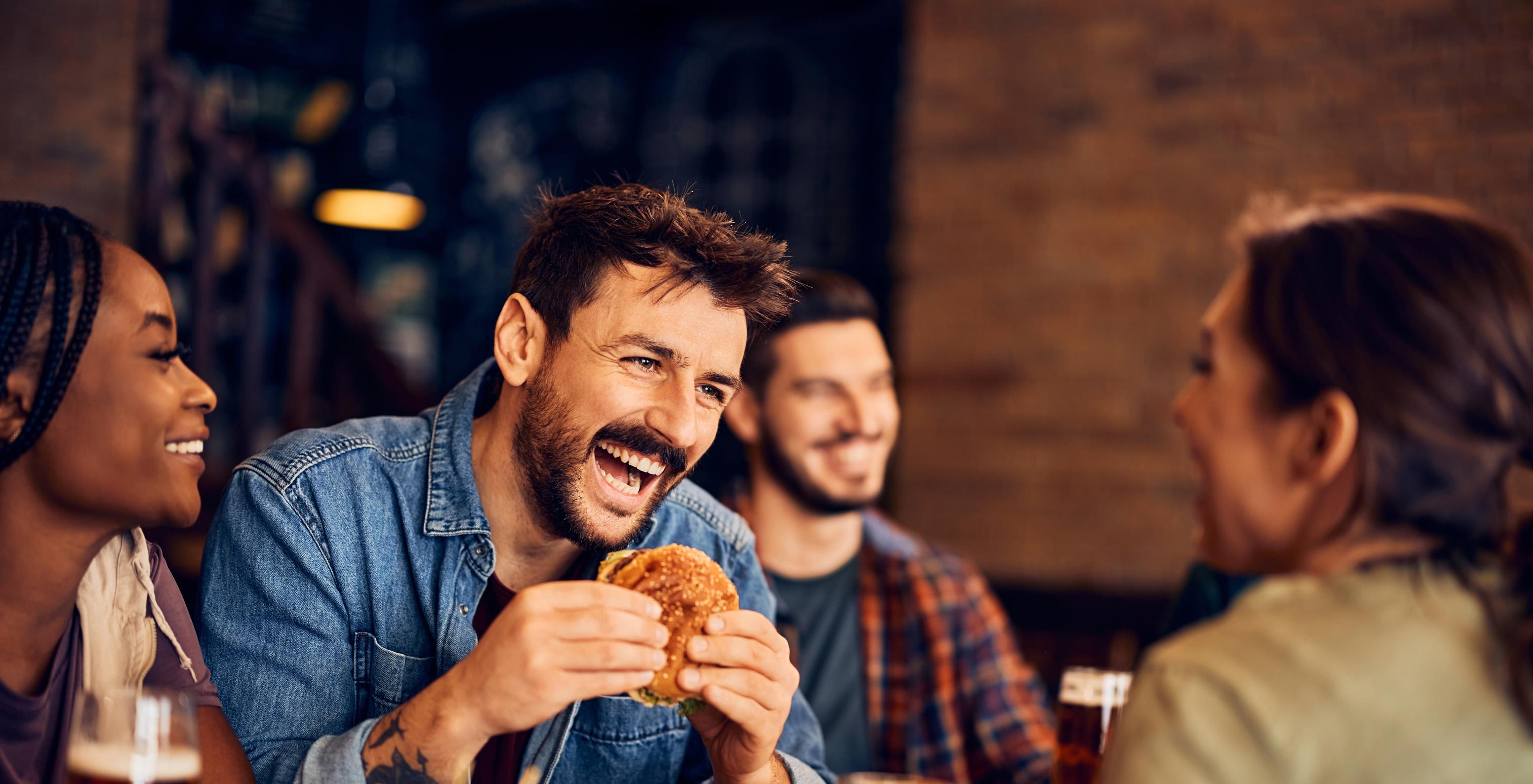 Das Restaurant Pausa Burger, im 4-Sterne-Hotel im Zentrum von Funchal, bietet Hamburger und Pommes Frites an