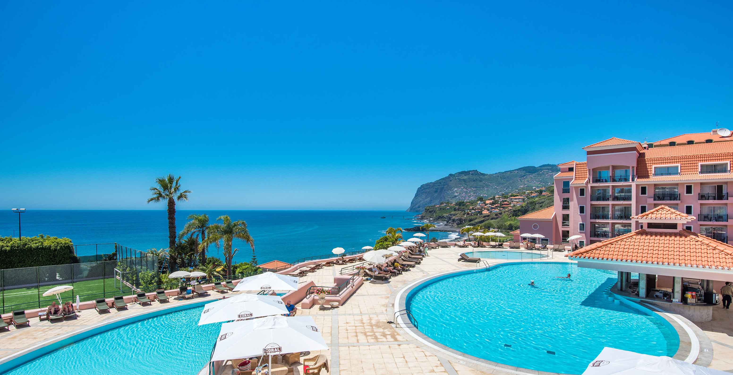 Blick auf die Außenpools des Pestana Royal All Inclusive, ein Hotel am Strand mit All-Inclusive-Service