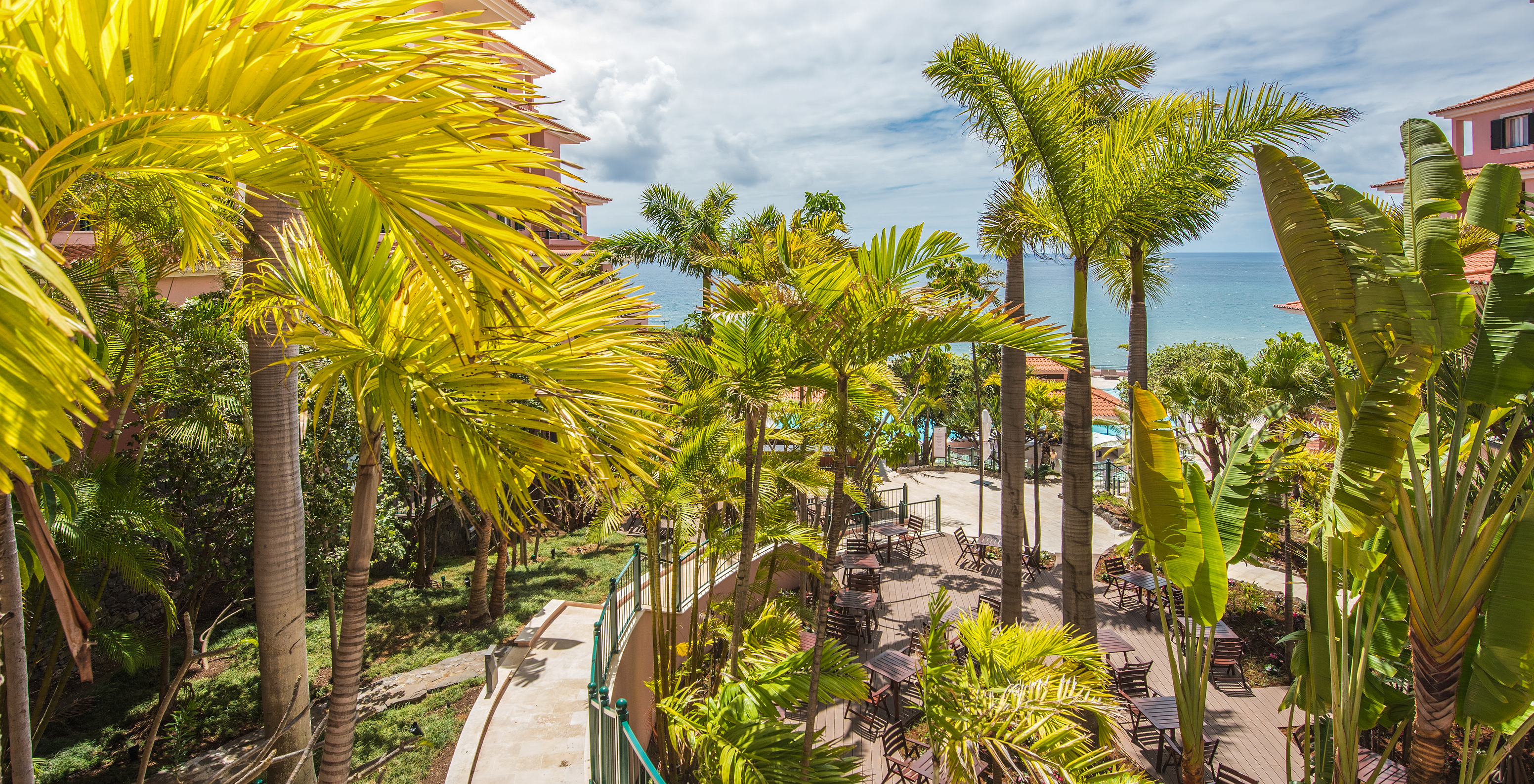 Außenbereich des Pestana Royal All Inclusive mit Liegen und Terrassen, mit dem Meer im Hintergrund