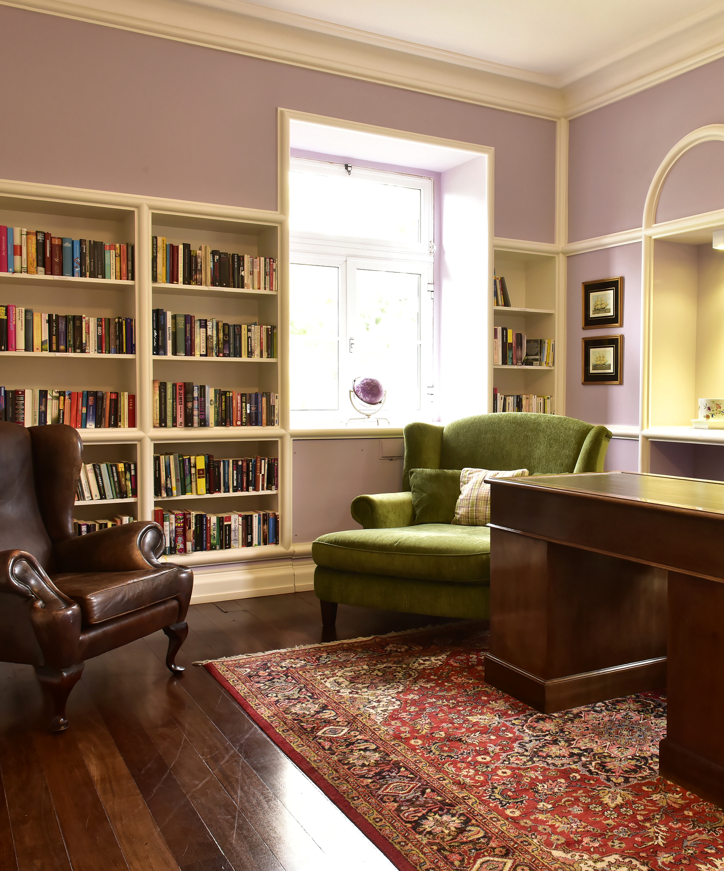 Bibliothek mit Büchern und Sofas im Pestana Vila Lido Madeira, ein 5-Sterne-Hotel in Funchal am Meer