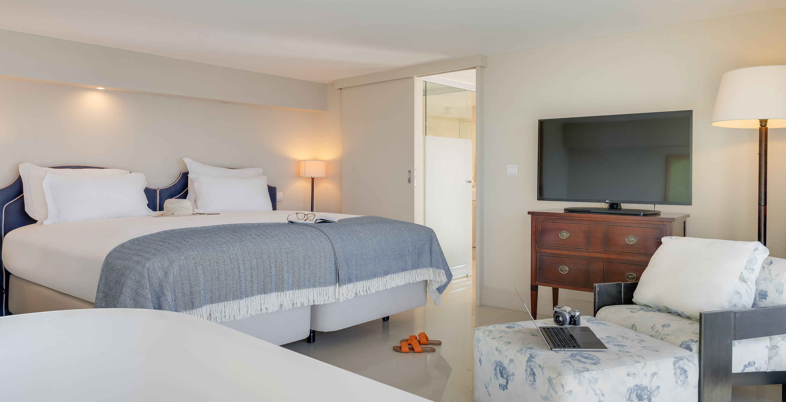 Suite Duplex Meerblick Pestana Vila Lido Madeira hat ein Doppelbett, eine Liege und einen Fernseher