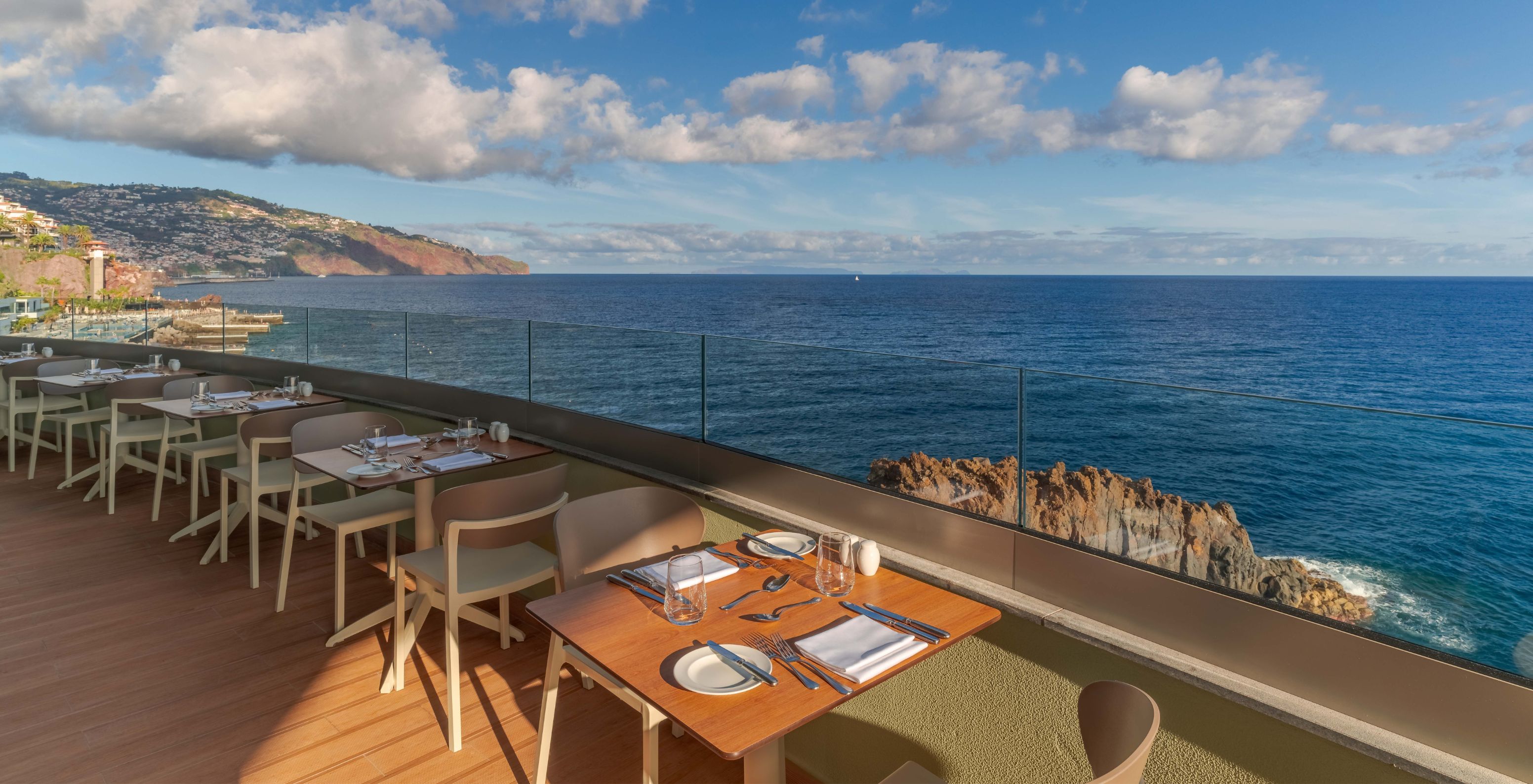 Das Pestana Vila Lido Madeira, ein 5-Sterne-Hotel in Funchal am Meer, hat eine Terrasse mit Meerblick