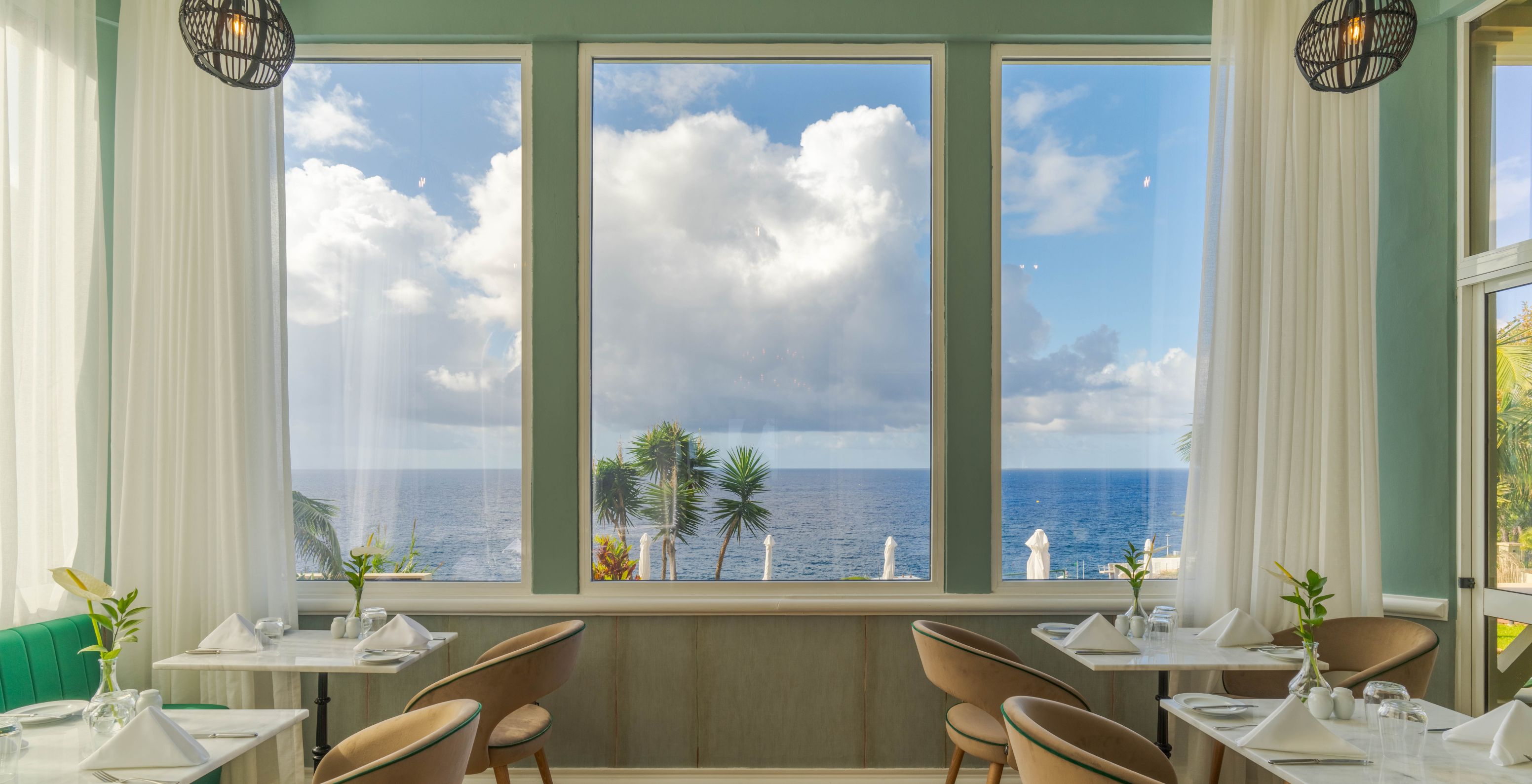 Das Pestana Vila Lido Madeira, ein 5-Sterne-Hotel in Funchal am Meer, hat ein Restaurant mit Meerblick