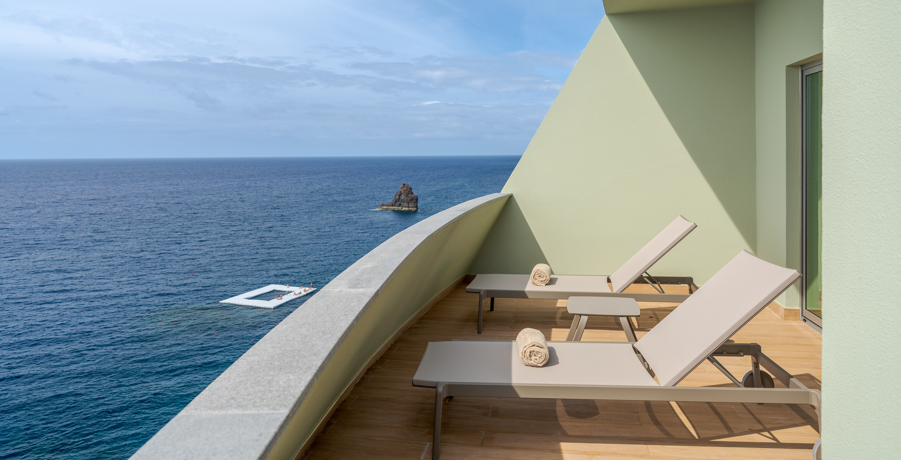 Suite Superior Meerblick Pestana Vila Lido Madeira hat einen Balkon mit zwei Liegen und Meerblick