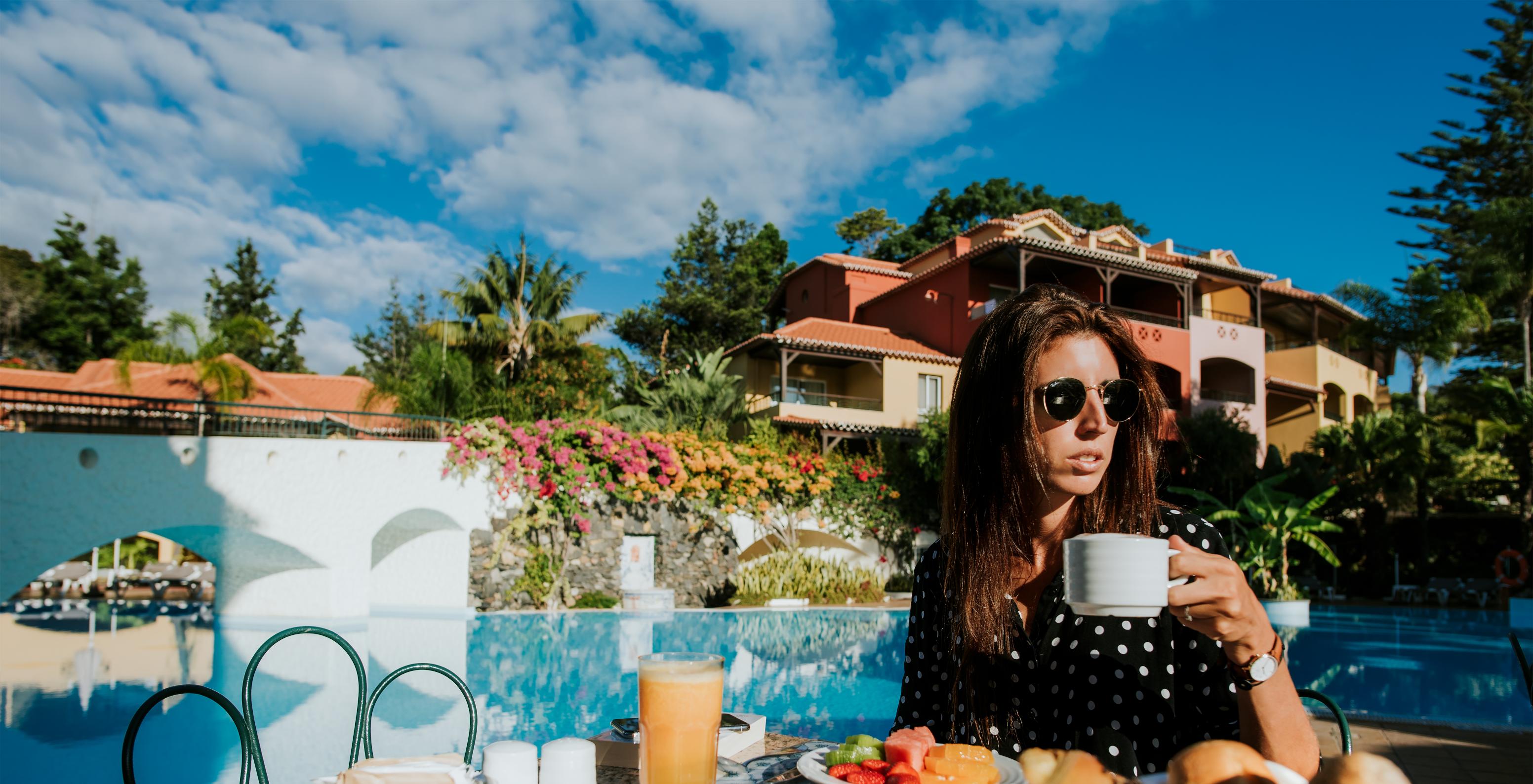 Das Restaurant A Proa, im romantischen Hotel in Funchal, Madeira, serviert ein vollständiges Frühstück am Pool