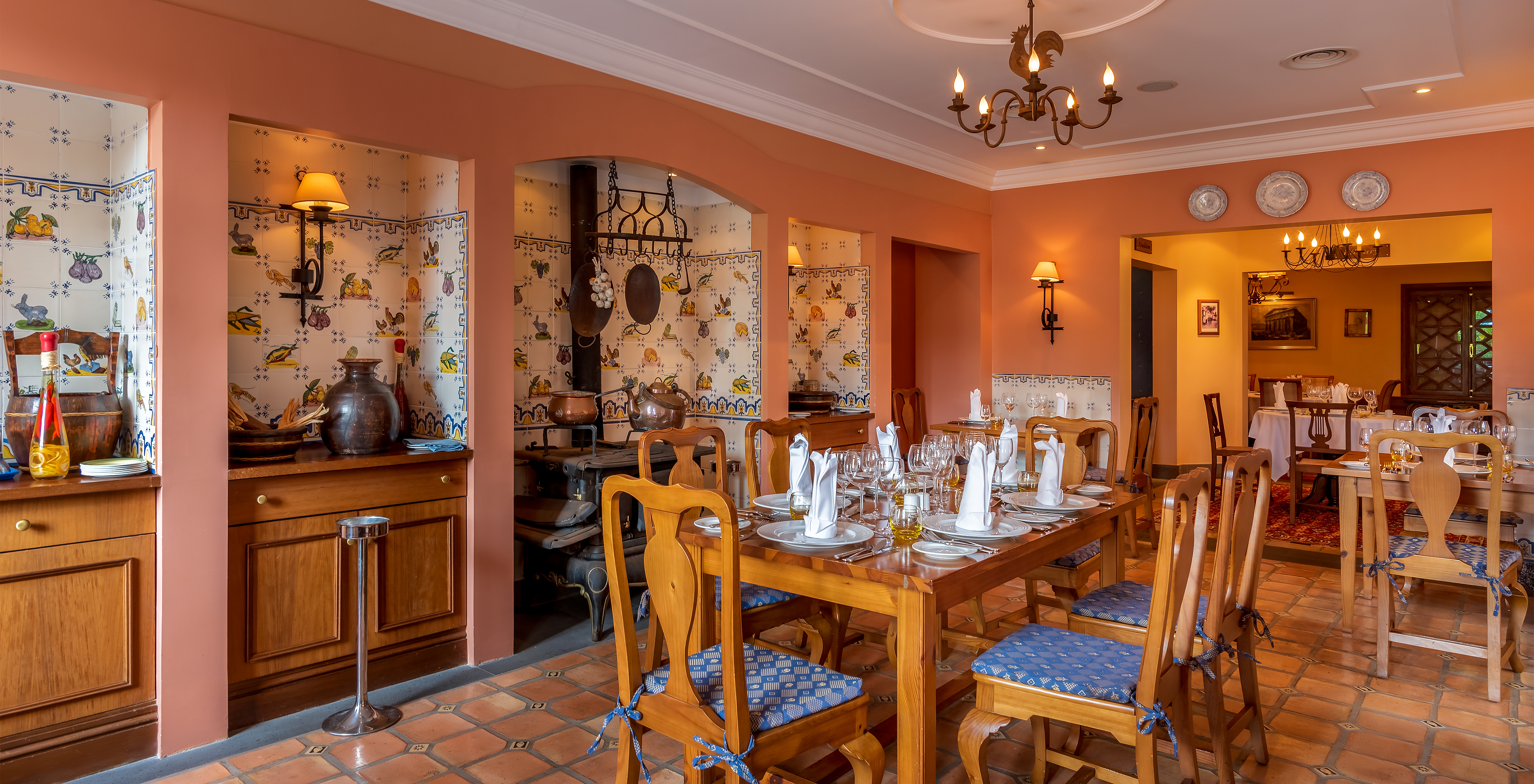 Das Mediterrane Restaurant, im romantischen Hotel in Funchal, Madeira, hat alte Dekoration und mehrere Räume